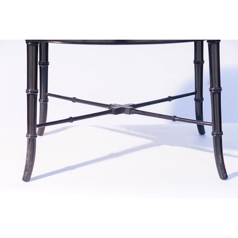 Preciosos detalles pintados a mano con una fina base de mesa de madera vintage.   La base de la mesa se hizo a medida para la bandeja.  La mesa bandeja de papel maché inglés es del siglo XIX.

Dimensiones: 34 