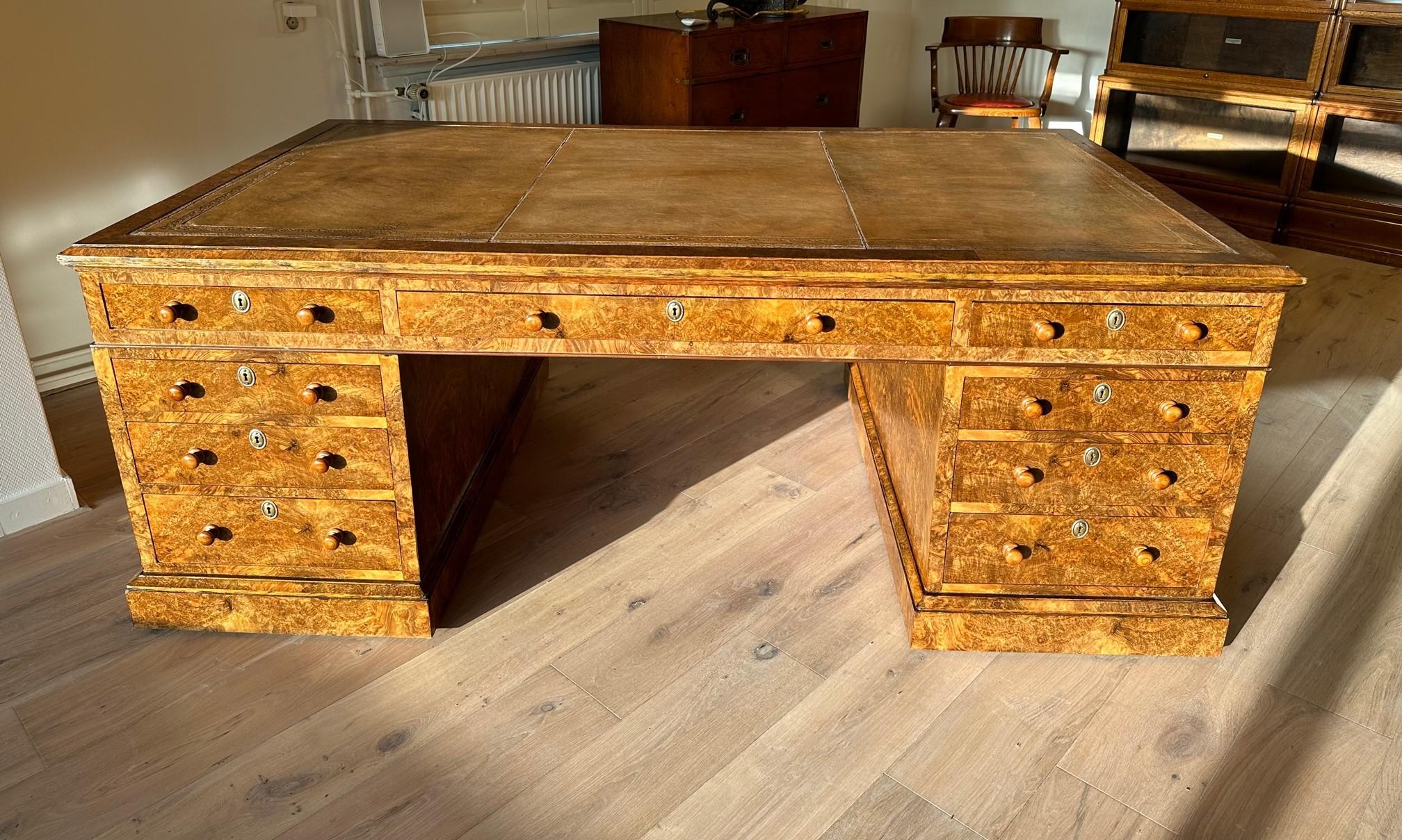 British 19th Century English partner desk made of burl walnut For Sale
