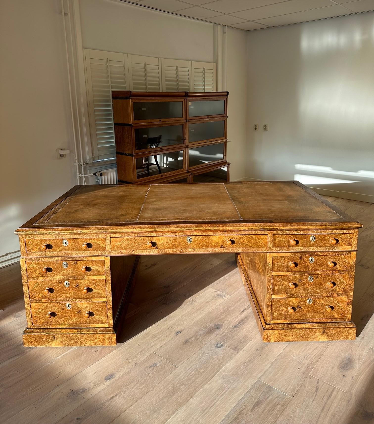19th Century English partner desk made of burl walnut In Good Condition In Eindhoven, NL