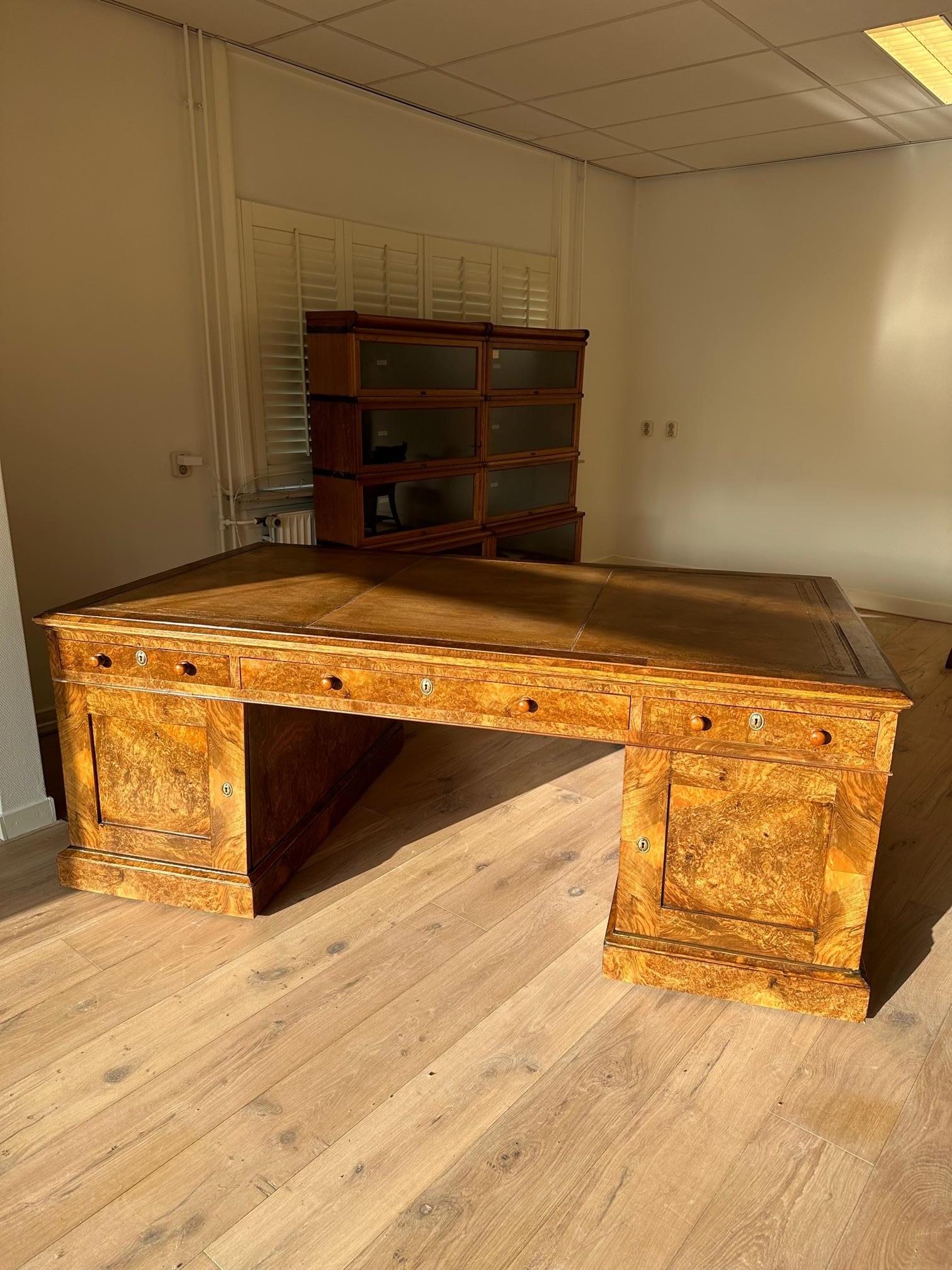 19th Century English partner desk made of burl walnut For Sale 1