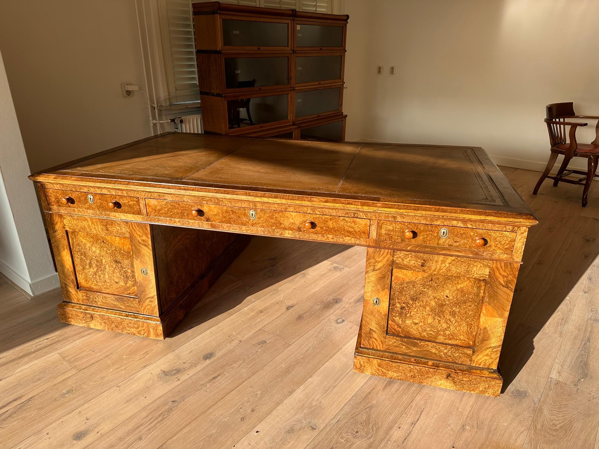 19th Century English partner desk made of burl walnut For Sale 2