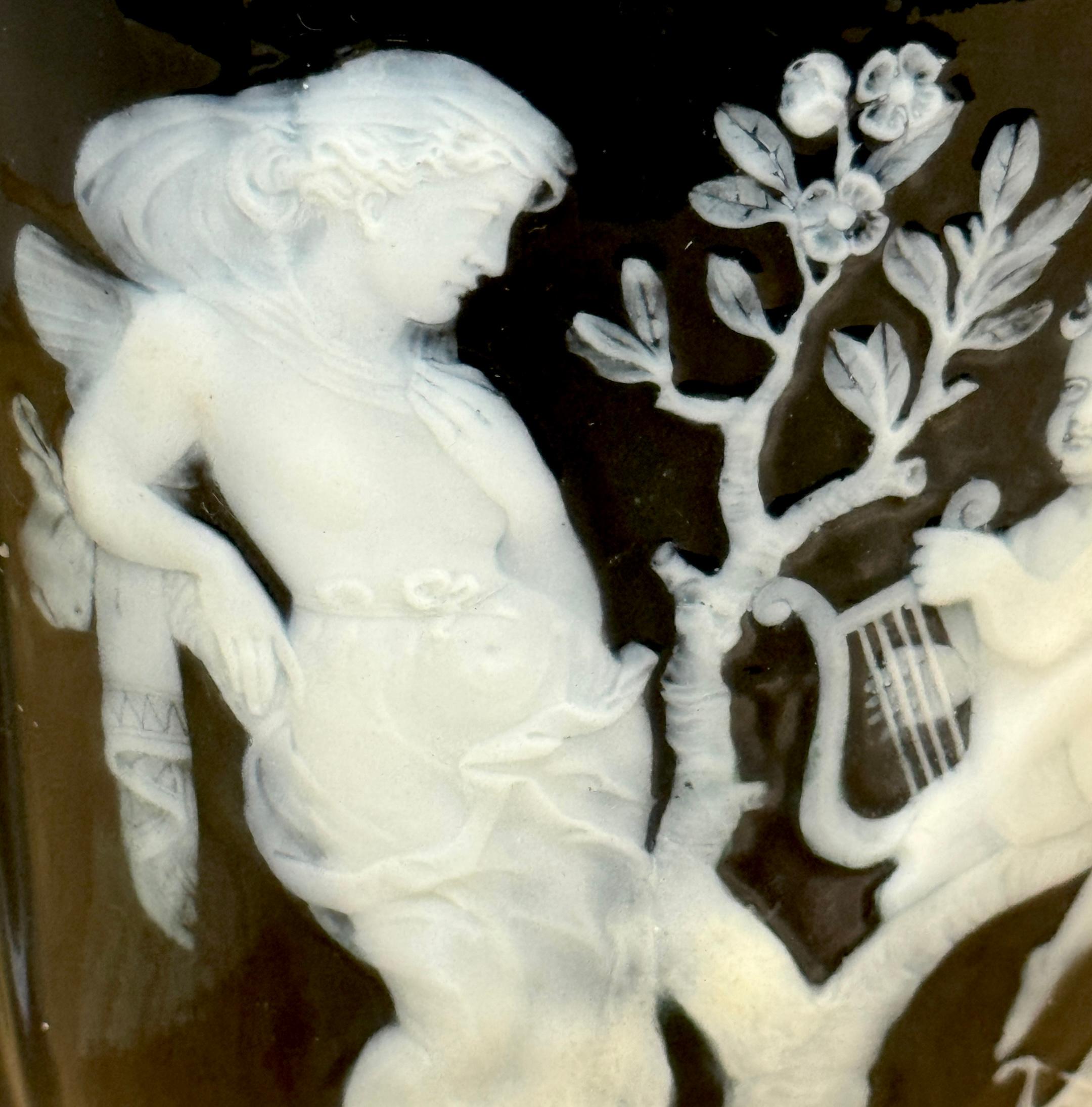 Vaso da cache allegorico in pâte-sur-pâte inglese del XIX secolo, di George Jones in vendita 3