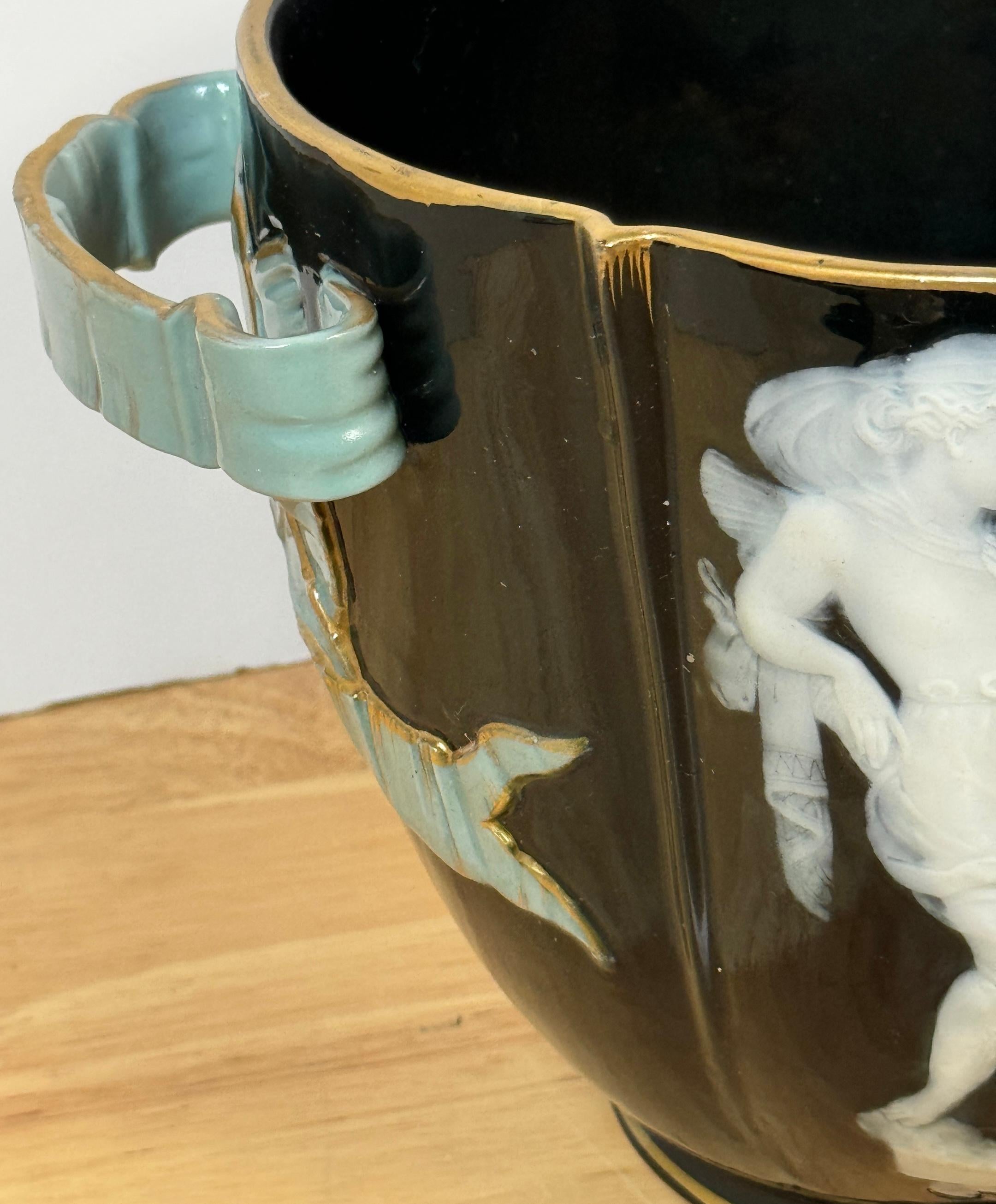 Vaso da cache allegorico in pâte-sur-pâte inglese del XIX secolo, di George Jones in vendita 4