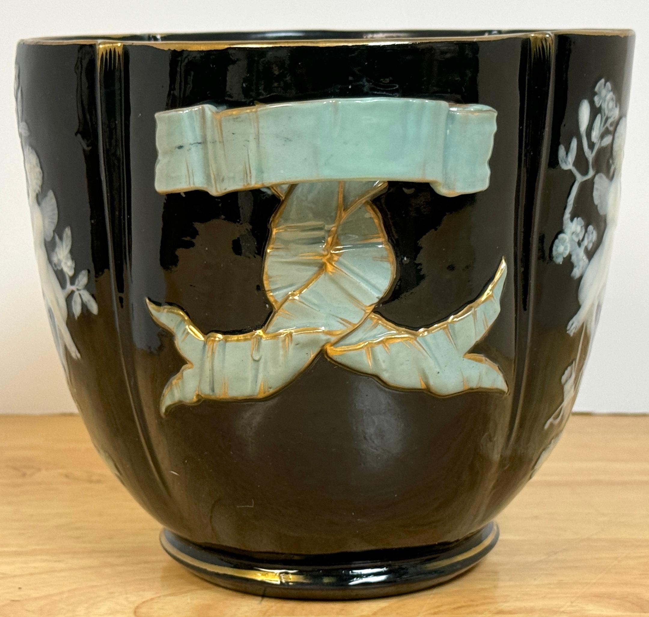 Vaso da cache allegorico in pâte-sur-pâte inglese del XIX secolo, di George Jones in vendita 5