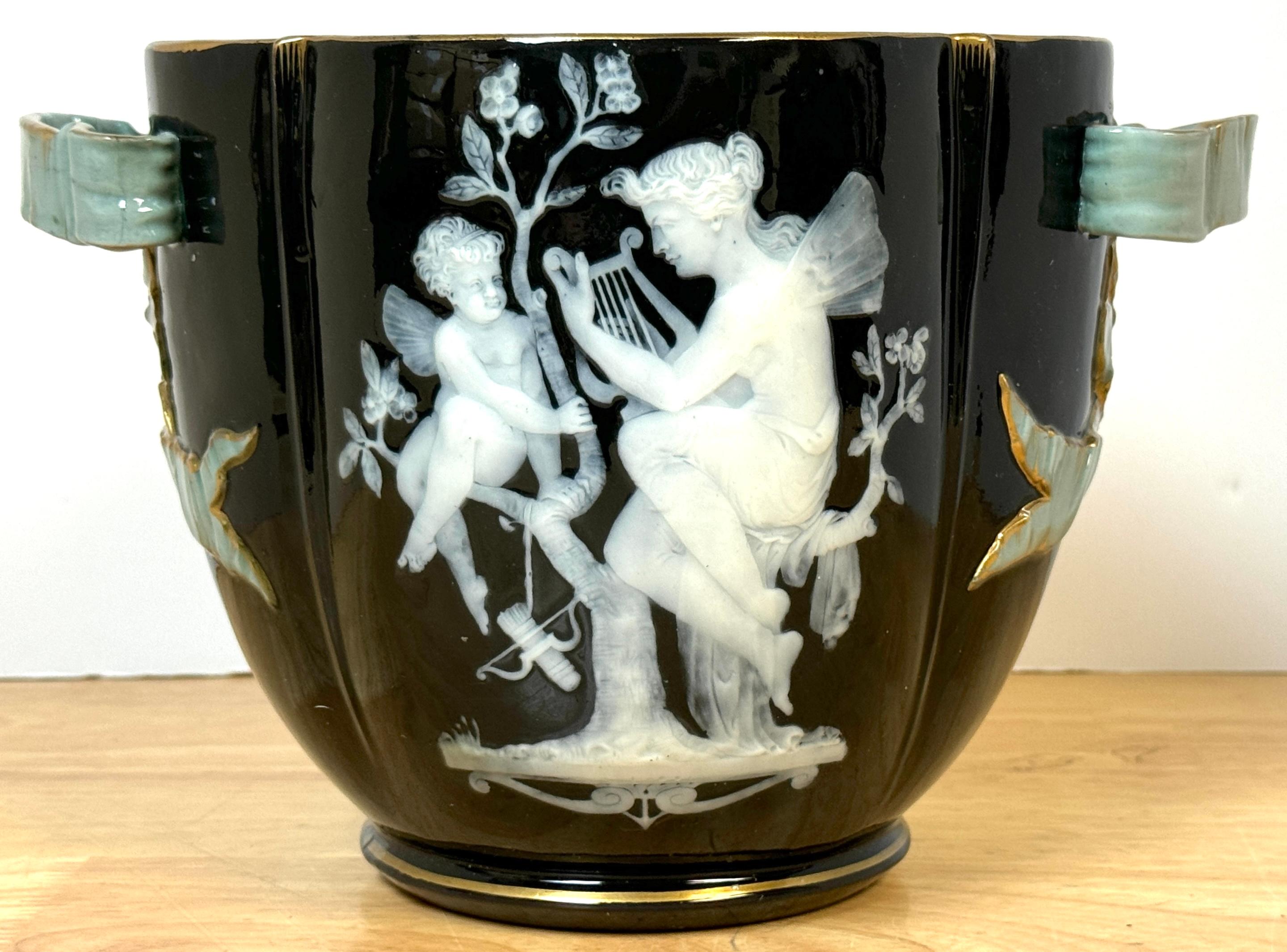 Vaso da cache allegorico in pâte-sur-pâte inglese del XIX secolo, di George Jones 
Marchio di registro inglese sfocato a forma di due diamanti, Gilder's # 5646 B

Un vaso da cache inglese Pâte-sur-Pâte allegorico del XIX secolo di George Jones.