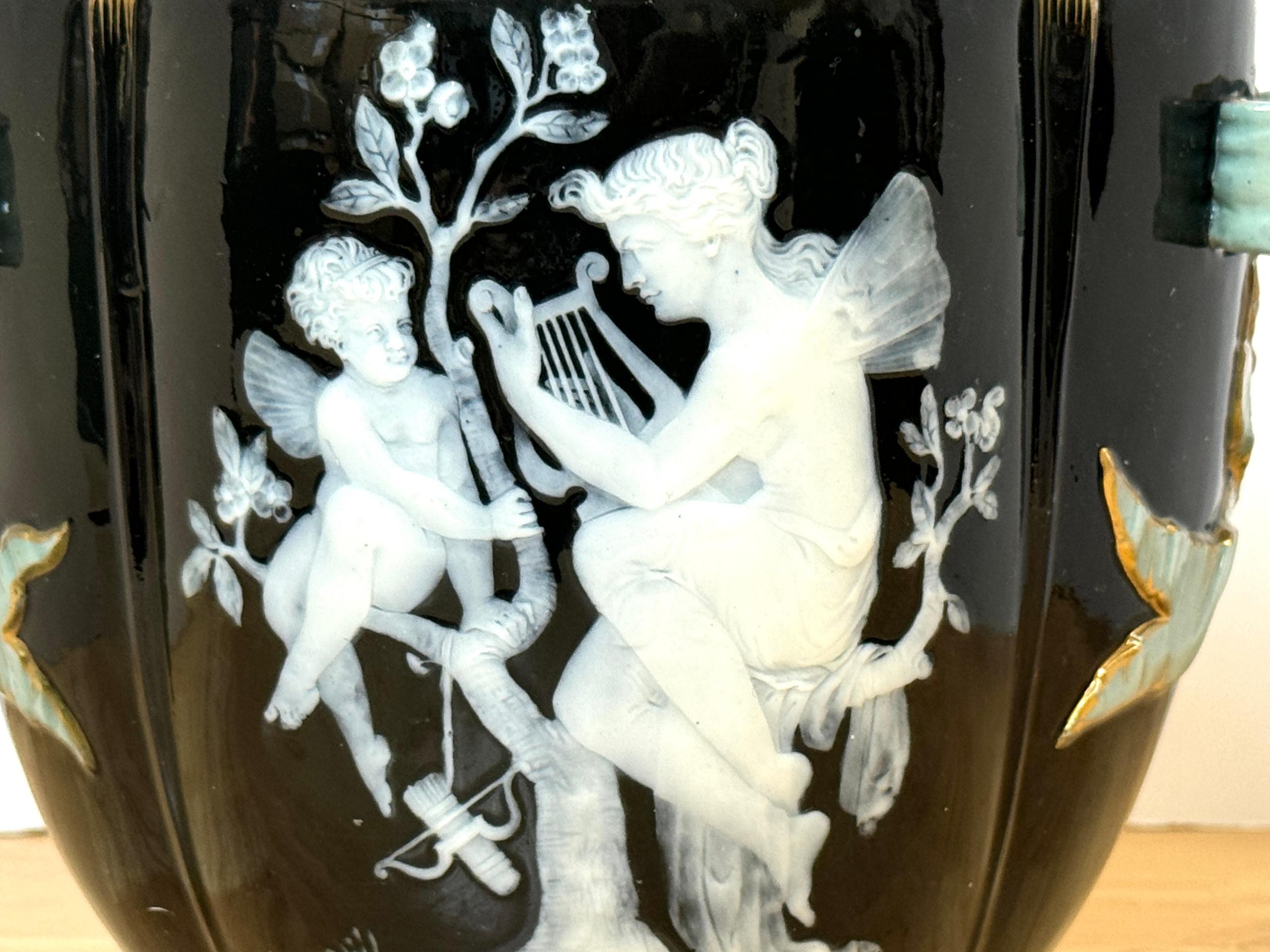 Pieno vittoriano Vaso da cache allegorico in pâte-sur-pâte inglese del XIX secolo, di George Jones in vendita
