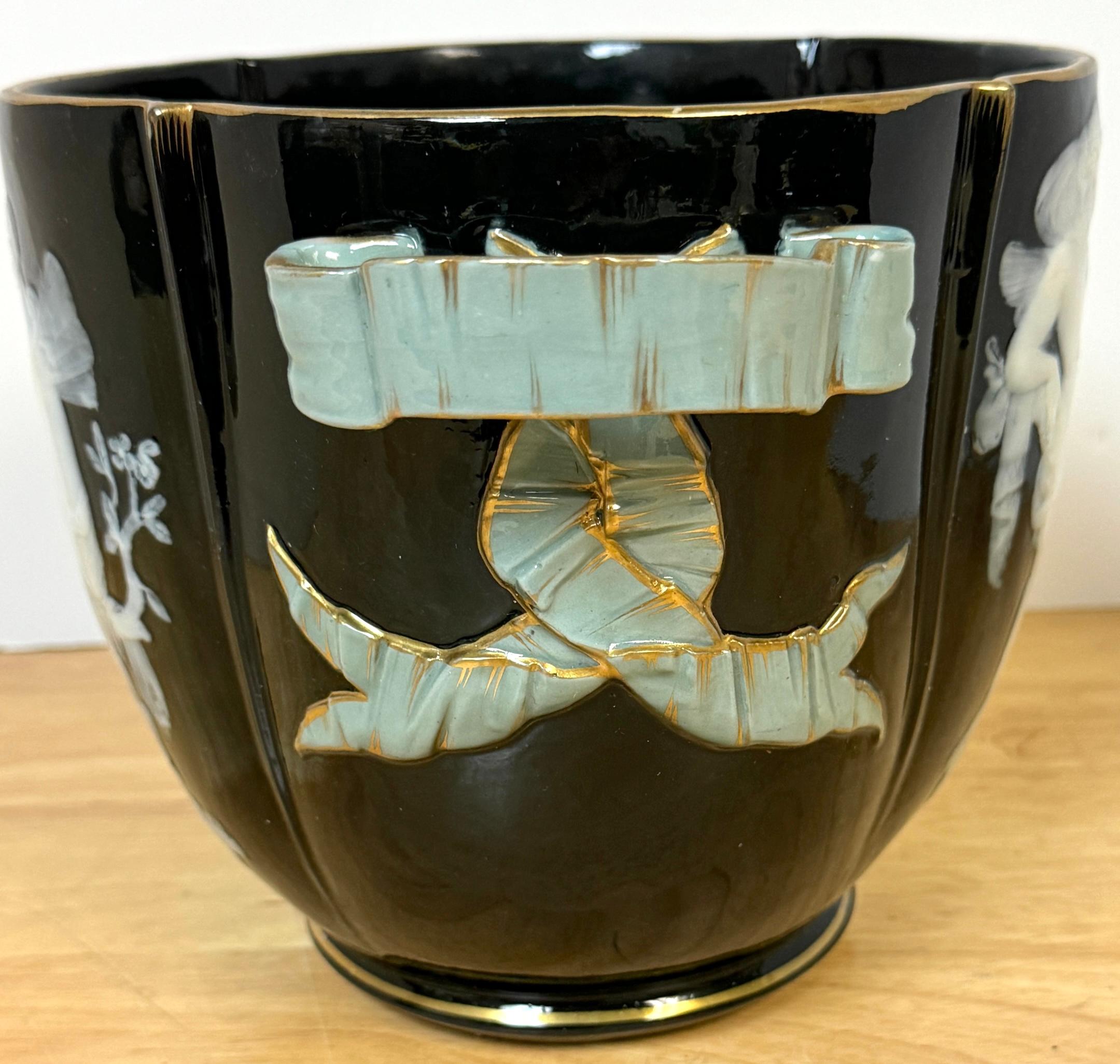 Vaso da cache allegorico in pâte-sur-pâte inglese del XIX secolo, di George Jones In condizioni buone in vendita a West Palm Beach, FL