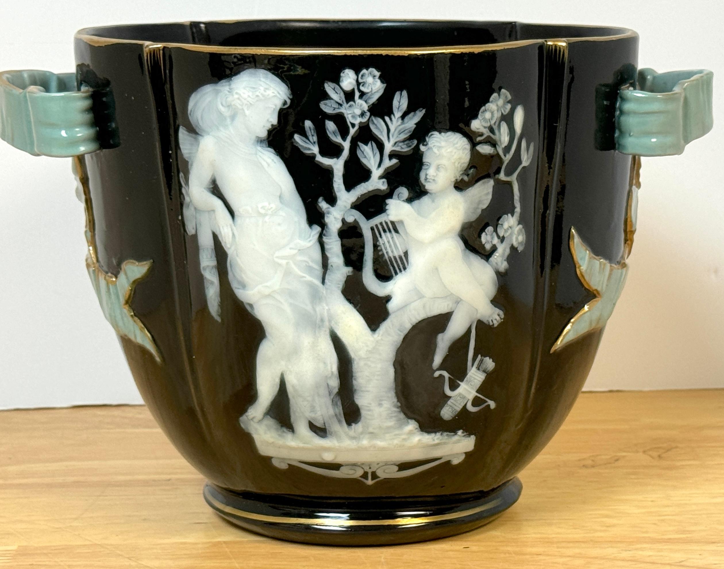 Porcellana Vaso da cache allegorico in pâte-sur-pâte inglese del XIX secolo, di George Jones in vendita