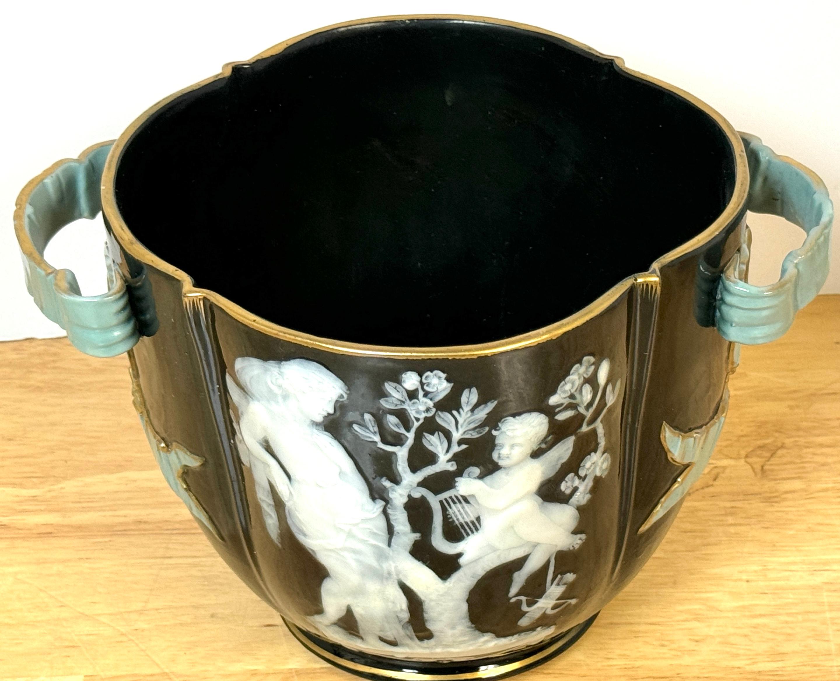 Vaso da cache allegorico in pâte-sur-pâte inglese del XIX secolo, di George Jones in vendita 1
