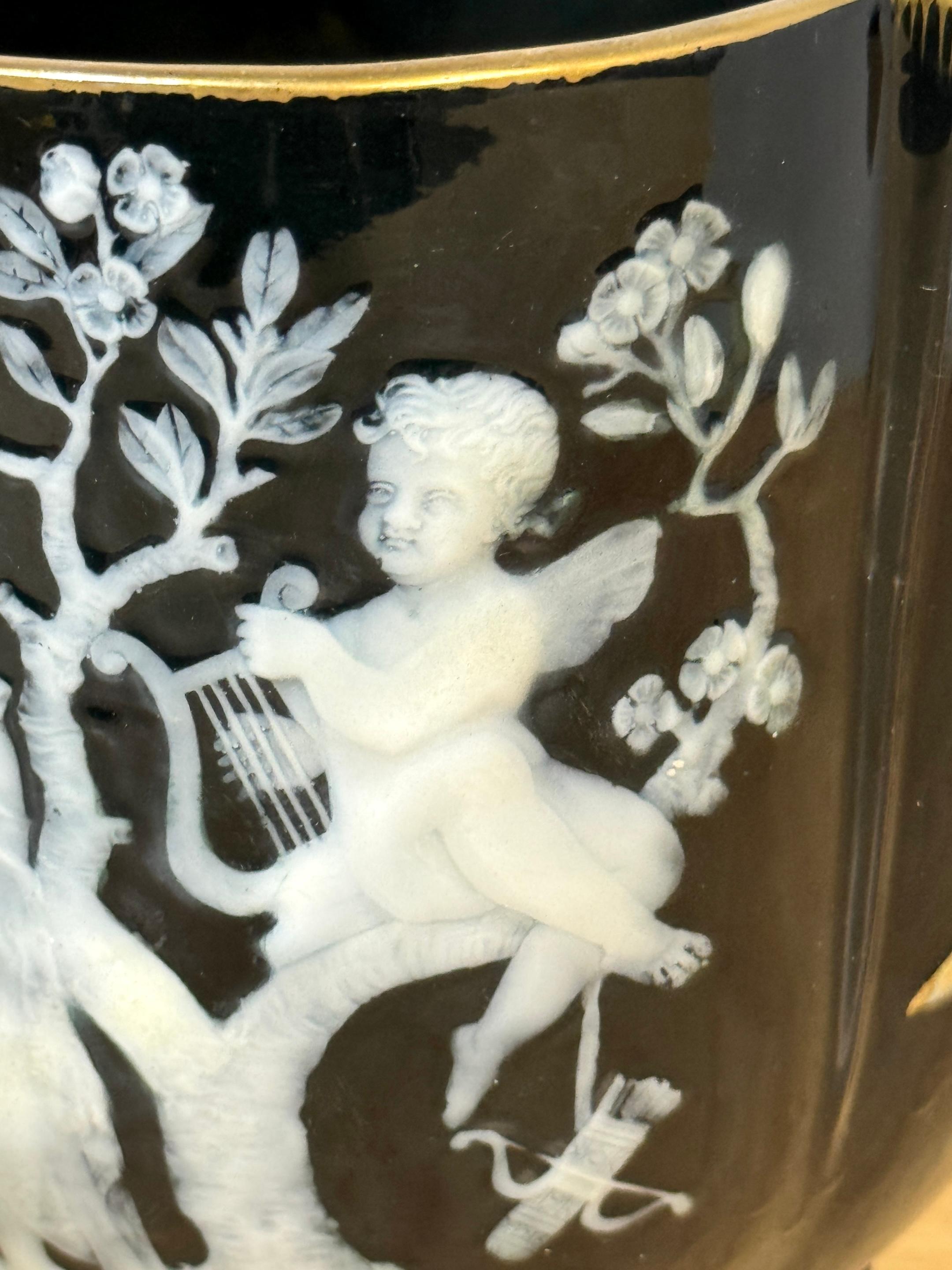 Vaso da cache allegorico in pâte-sur-pâte inglese del XIX secolo, di George Jones in vendita 2