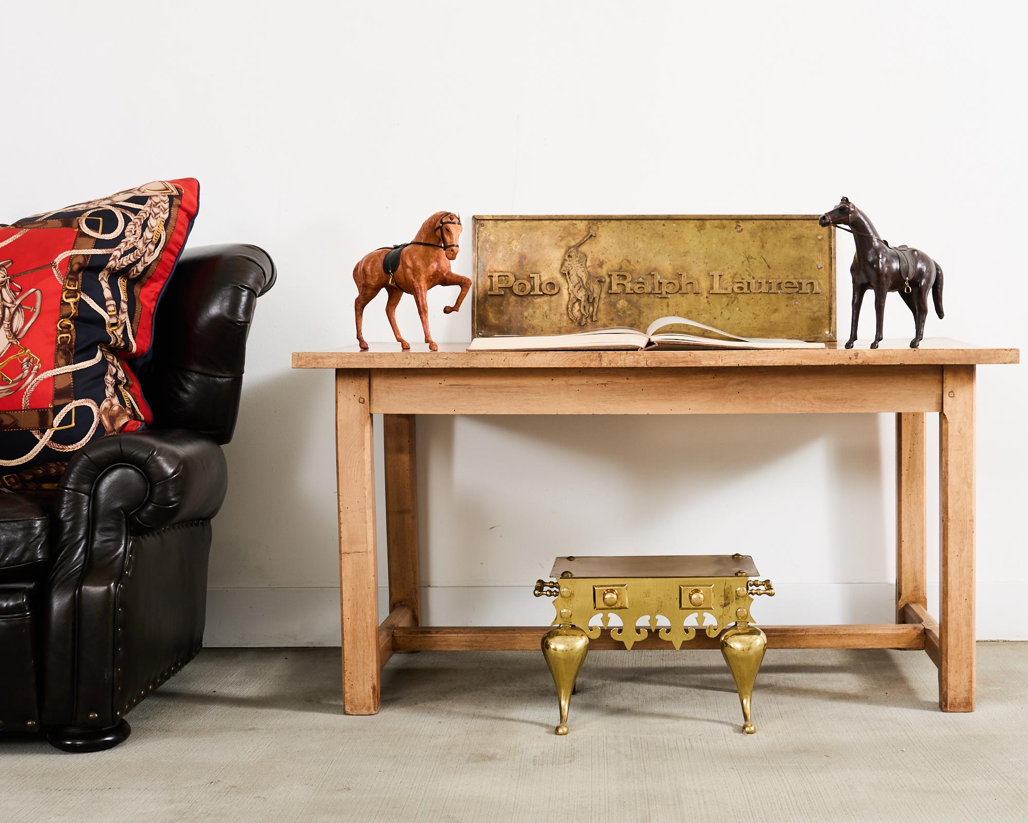 Sottopentola decorativo in ottone patinato della fine del XIX secolo/inizio del XX secolo. Il piccolo supporto veniva utilizzato come scaldavivande e presenta grandi gambe cabriole nella parte anteriore e grembiuli decorativi sagomati. Ci sono