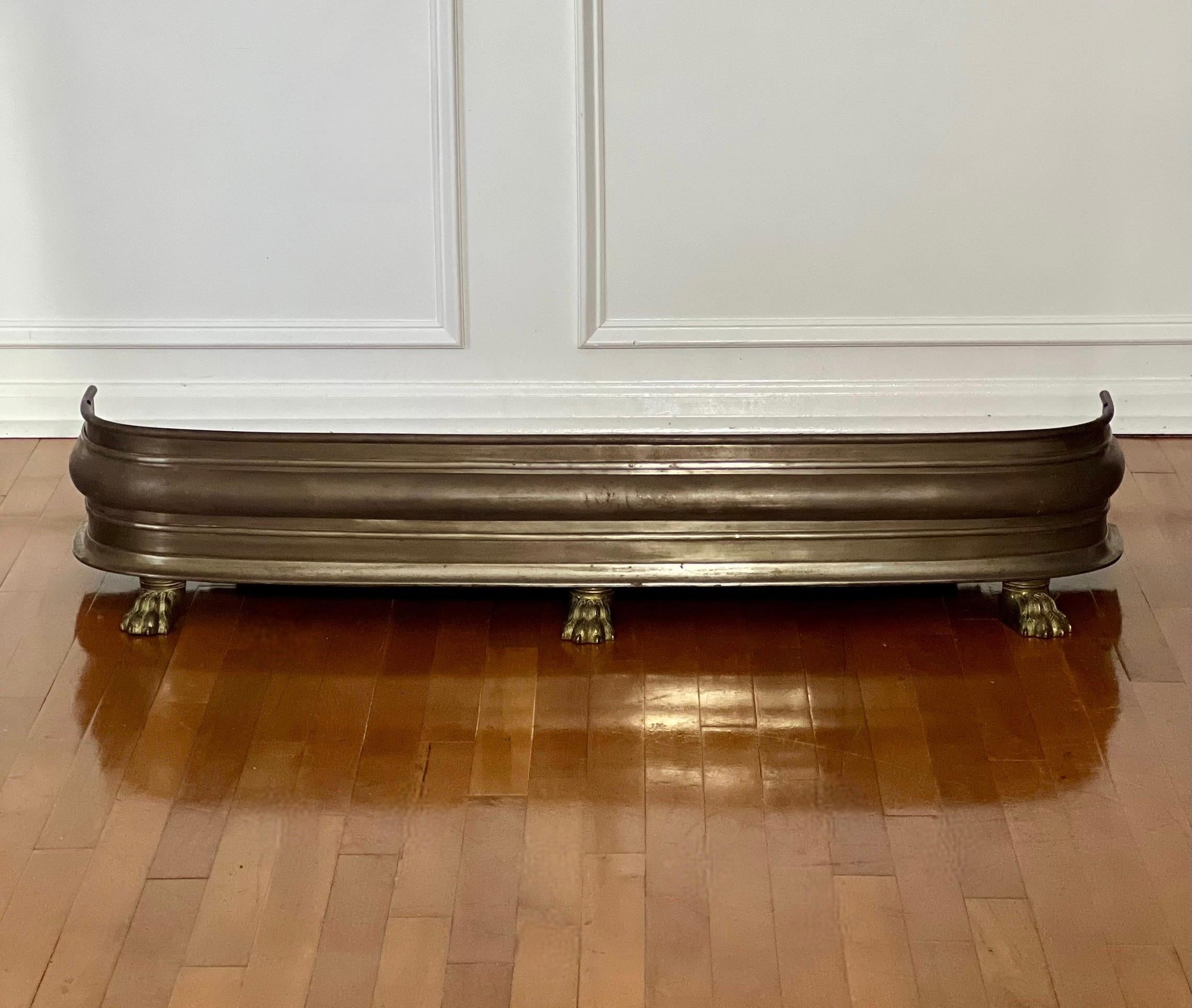 Antico parafuoco inglese vittoriano in acciaio lucido e ottone,  c. 1850.  Un design bello, robusto e semplice, con tre piedi a zampa di leone in ottone. Il corpo è realizzato in acciaio originariamente lucidato, che conserva la sua forma ben