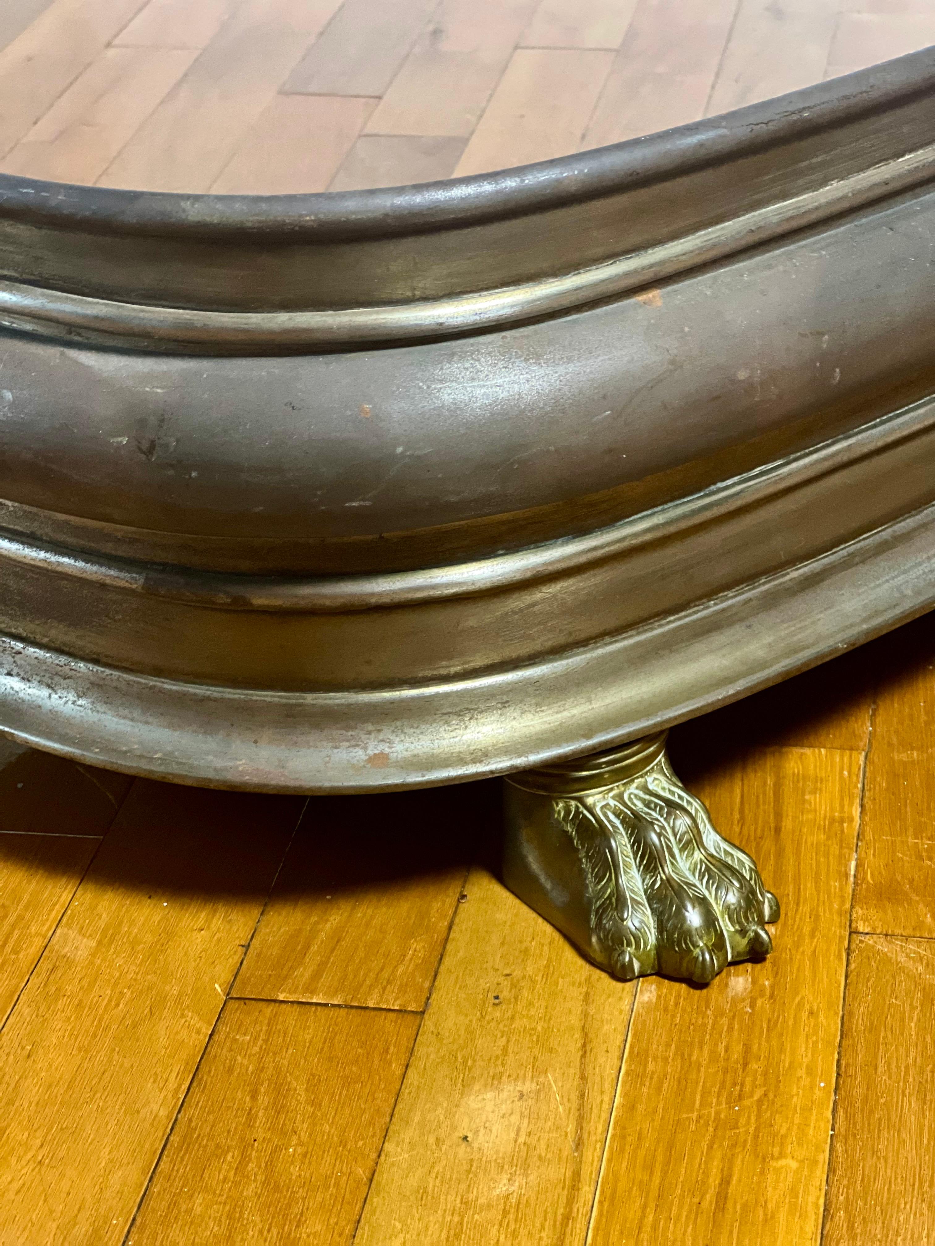 Calco Parafuoco inglese del XIX secolo in acciaio patinato e ottone con piedini a zampa in vendita