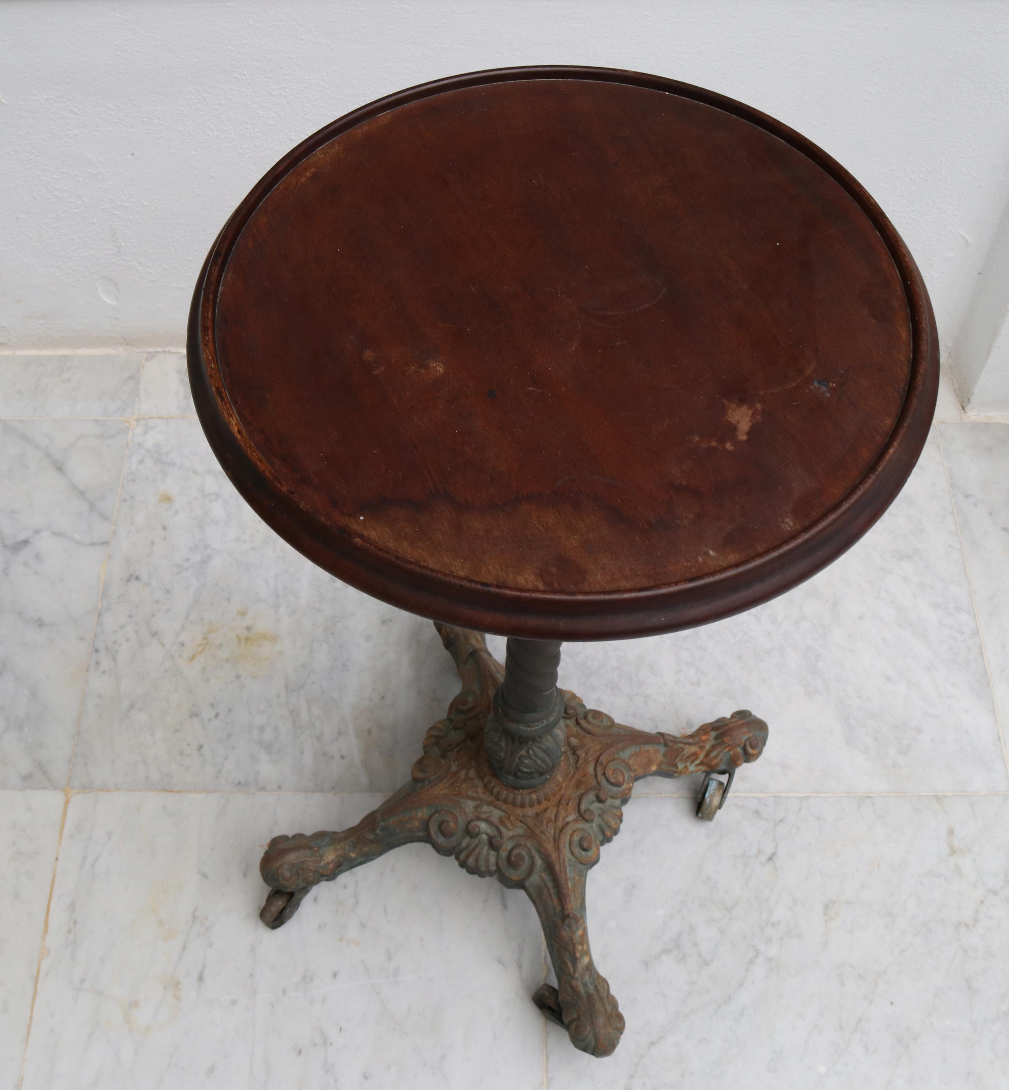 19th Century English Pedestal Side Table with Wooden Top and Cast Iron Foot Claw In Good Condition In Marbella, ES