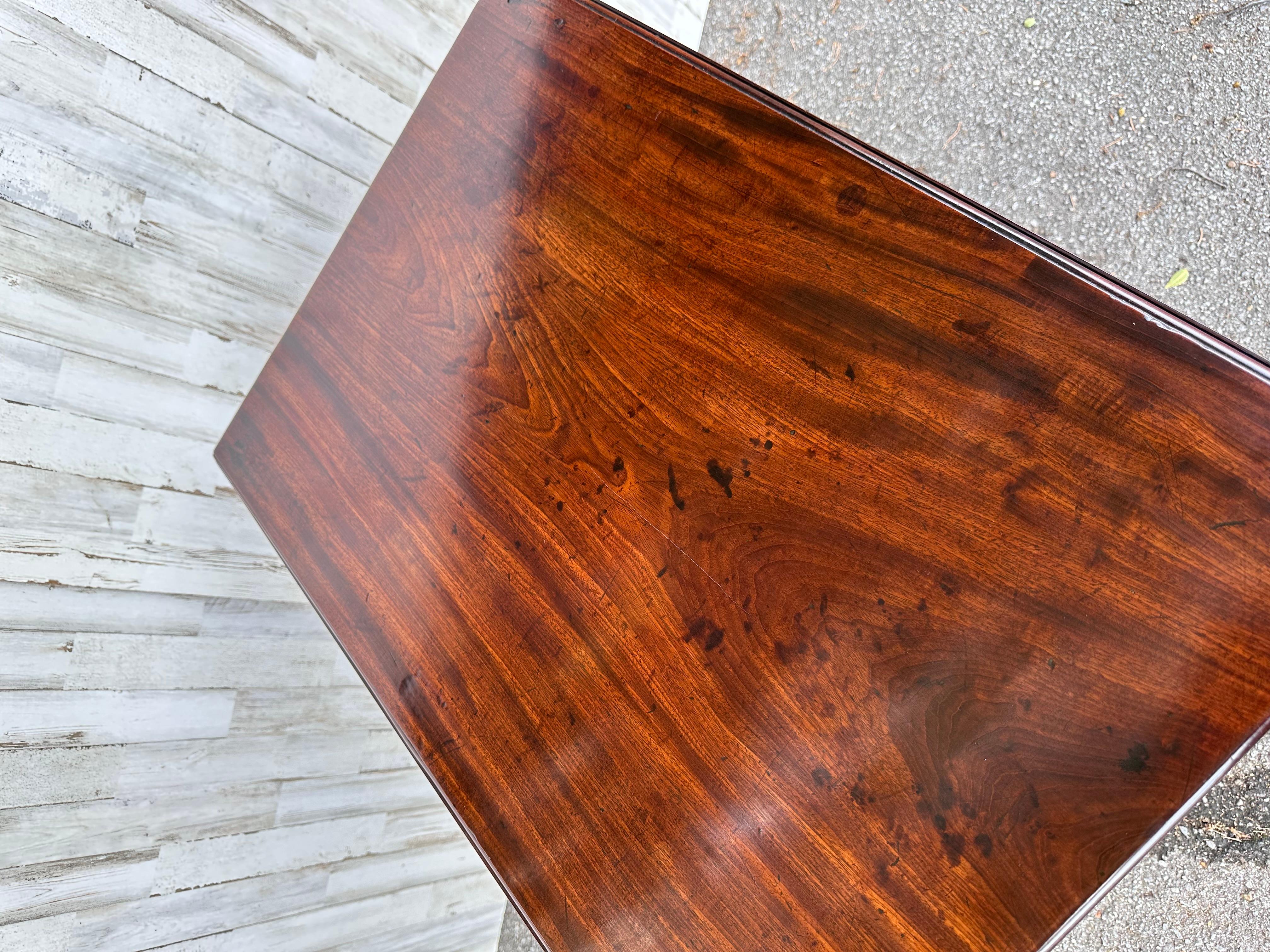 Hay una mesa inglesa Pembroke absolutamente impresionante, de mediados o finales del siglo XIX. El color y la profundidad del brillo en la caoba bien envejecida es algo digno de contemplar, y no sólo eso, sino que prestar mucha atención a los
