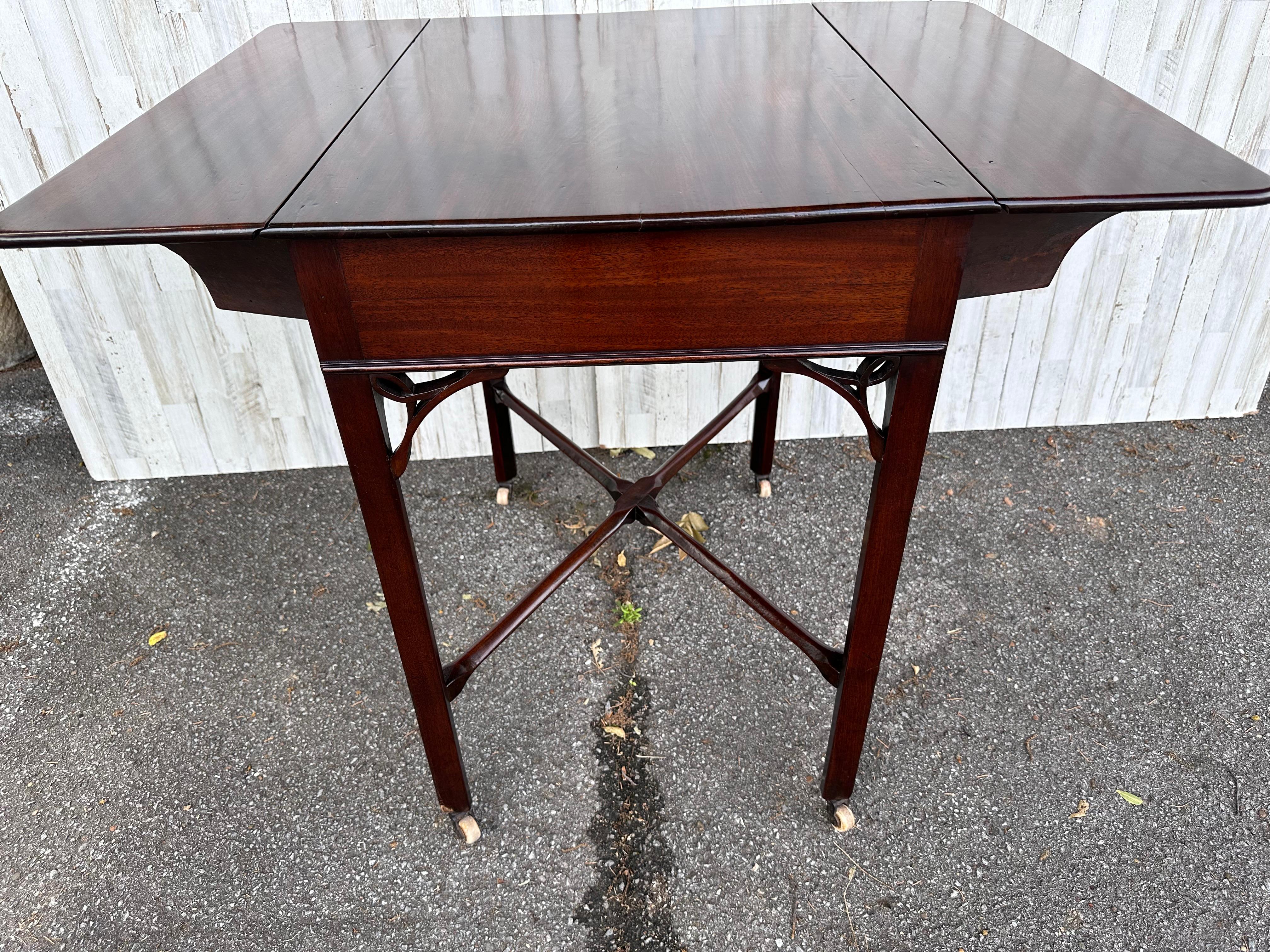 Mesa inglesa Pembroke del siglo XIX en venta 1