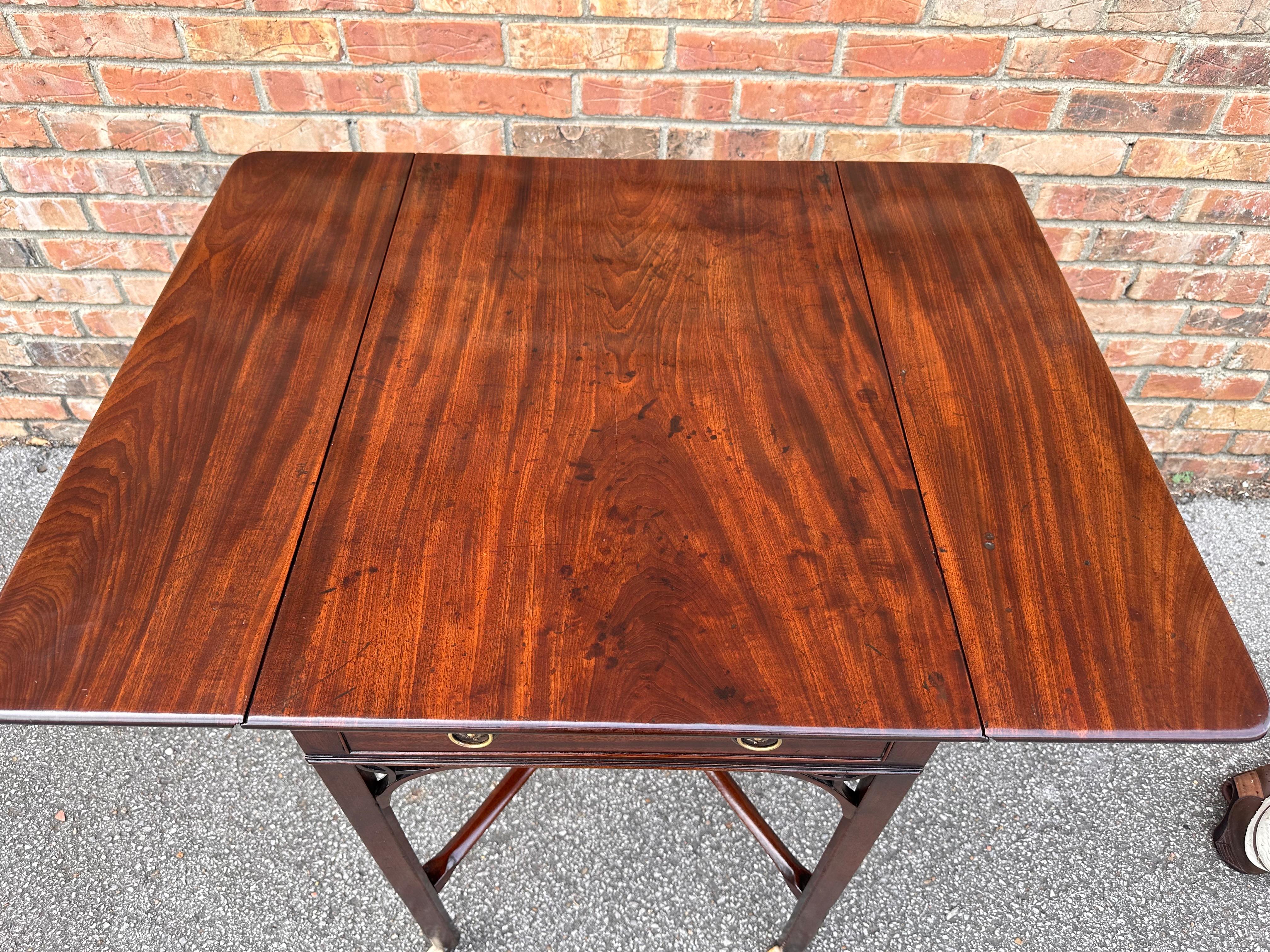 Mesa inglesa Pembroke del siglo XIX en venta 2