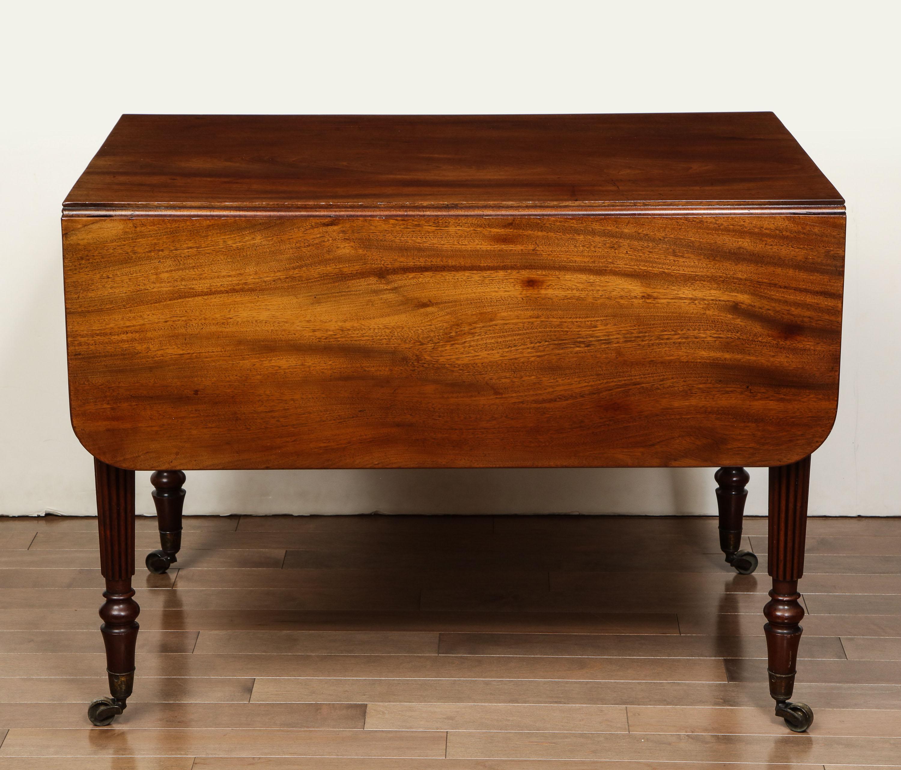 English Pembroke table with one drawer in mahogany, circa 1830.