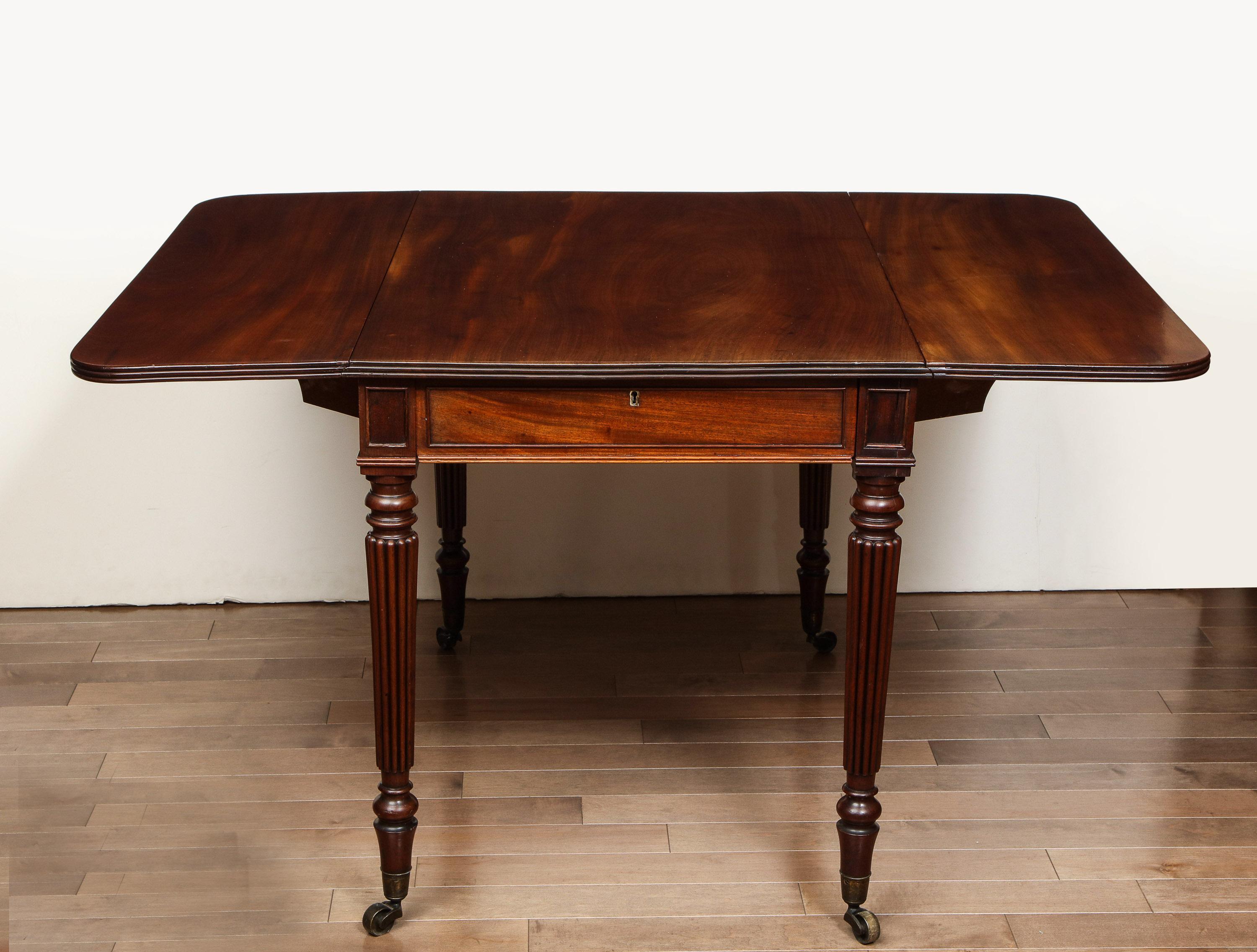19th Century English Pembroke Table with One Drawer in Mahogany In Good Condition In New York, NY