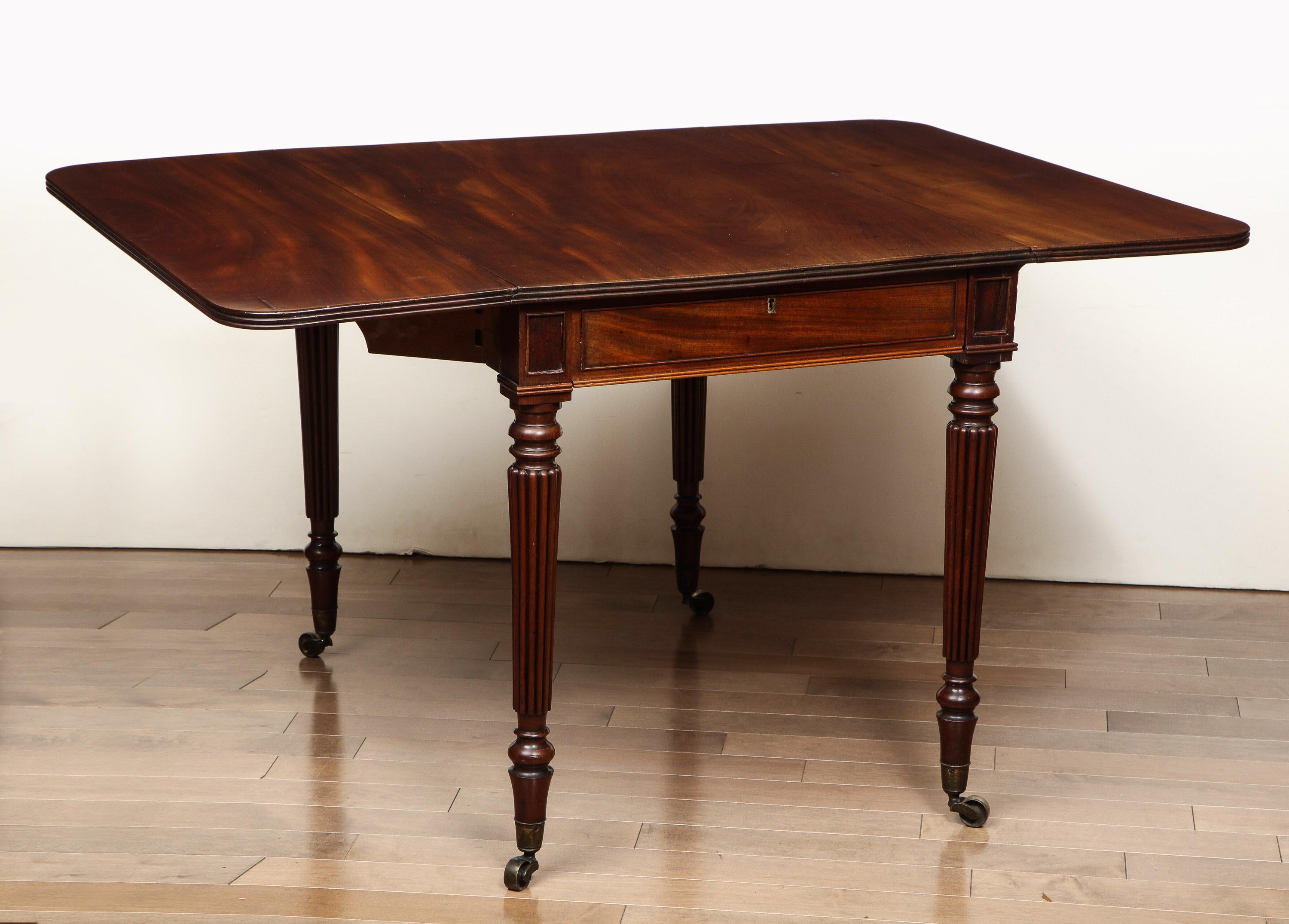 Early 19th Century 19th Century English Pembroke Table with One Drawer in Mahogany