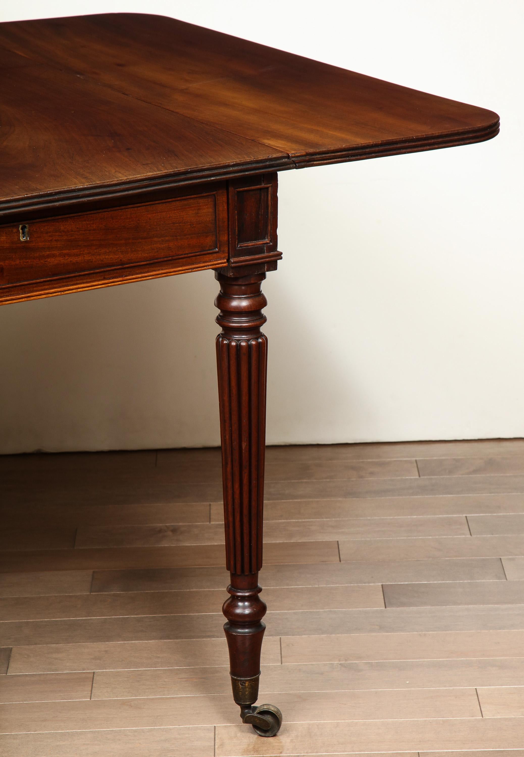 19th Century English Pembroke Table with One Drawer in Mahogany 4