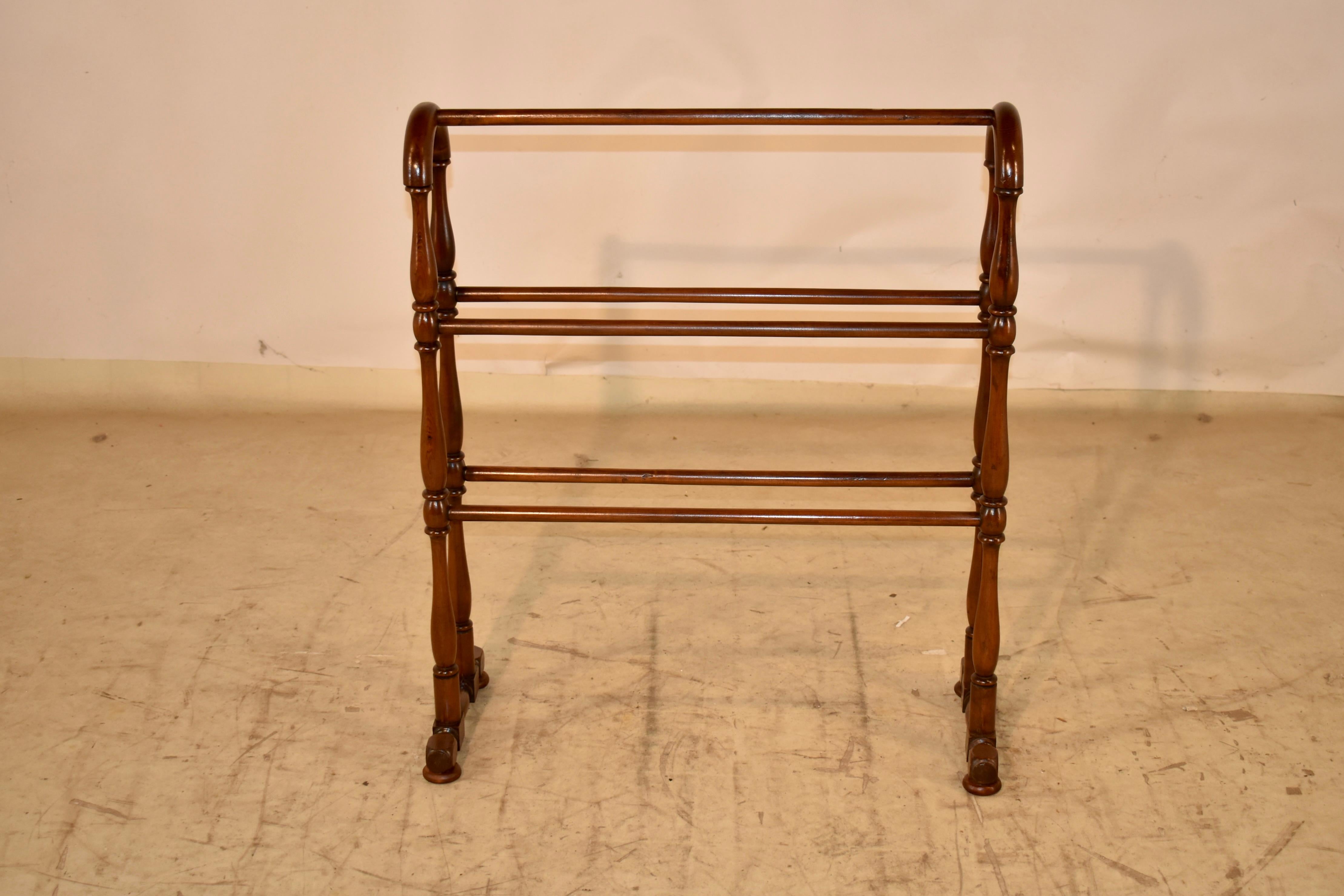 Porte-couverture en pin du 19e siècle provenant d'Angleterre.  

La pièce présente de magnifiques tournages qui forment les pieds, reliés par de simples rails pour exposer les courtepointes, ou pour une utilisation dans une chambre pour des