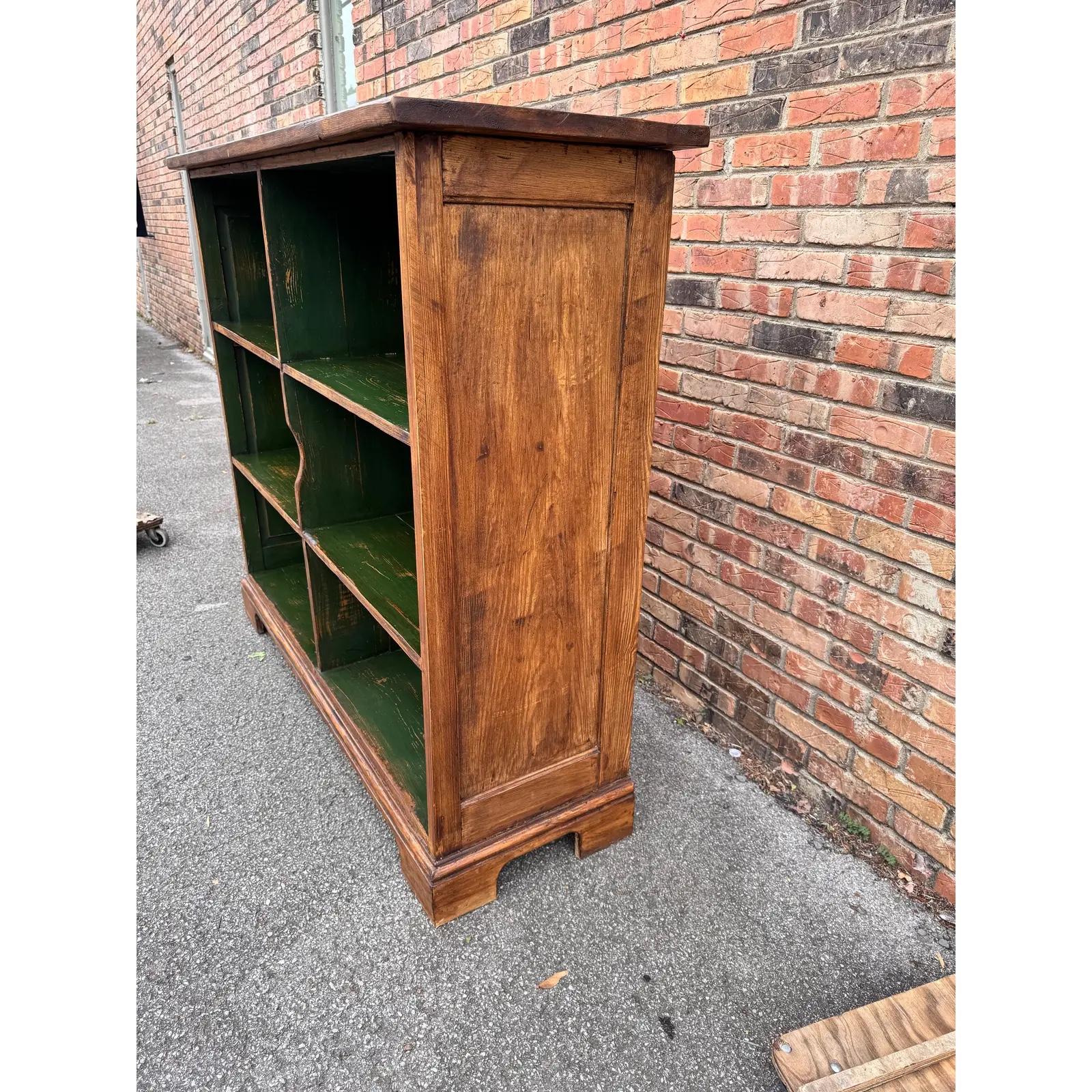 Si tratta di una libreria/dispensa in pino inglese del XIX secolo con la vernice originale verde antico. Quello che potrebbe essere stato è un armadio a muro. Non sto scherzando, avrebbero tenuto i loro piccioni in queste cose, per cui molte di esse