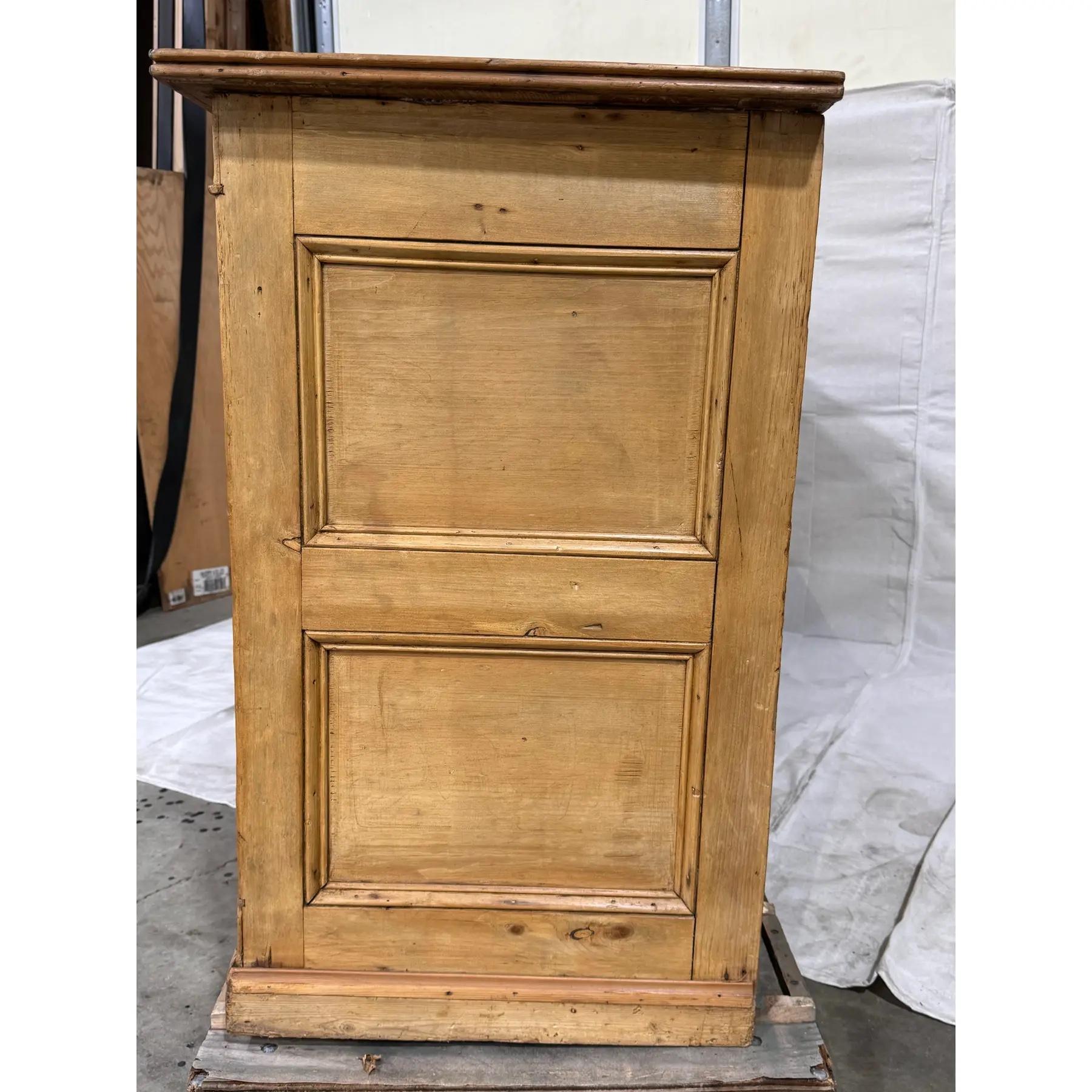 Englischer Kiefer-Frontschrank aus dem 19. im Angebot 5