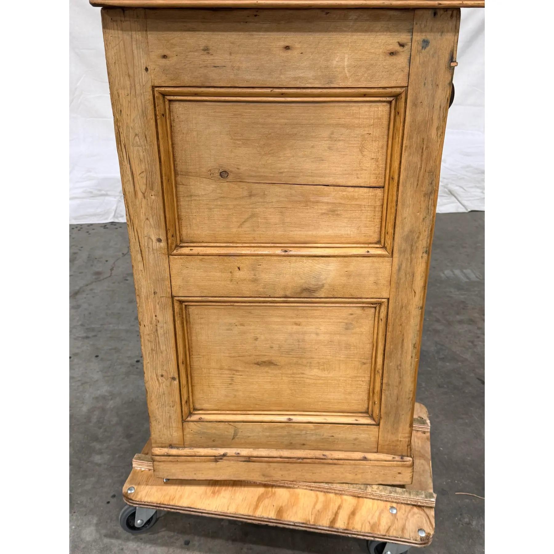 Englischer Kiefer-Frontschrank aus dem 19. im Angebot 6