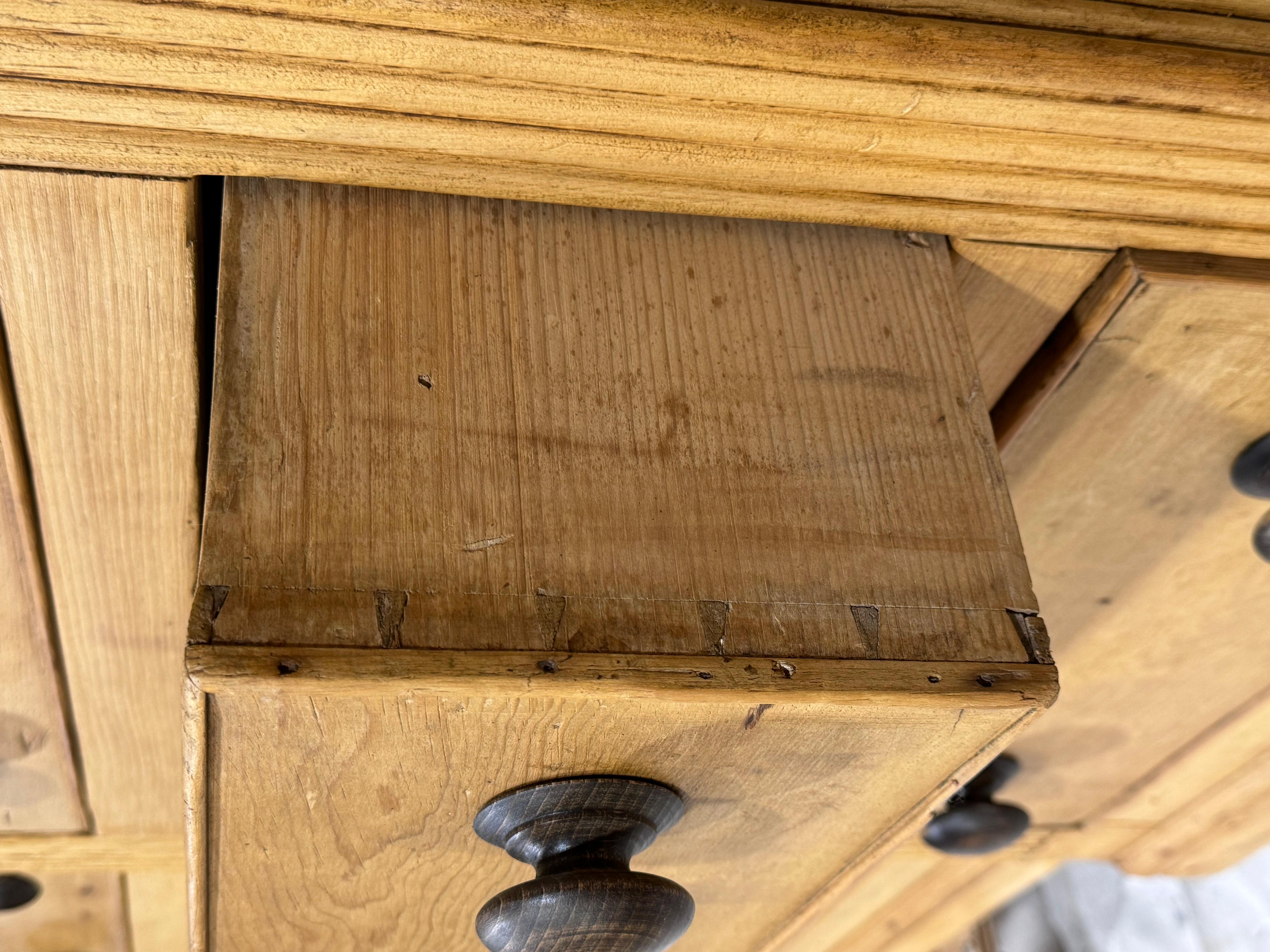 Englischer Kiefer-Frontschrank aus dem 19. im Angebot 7