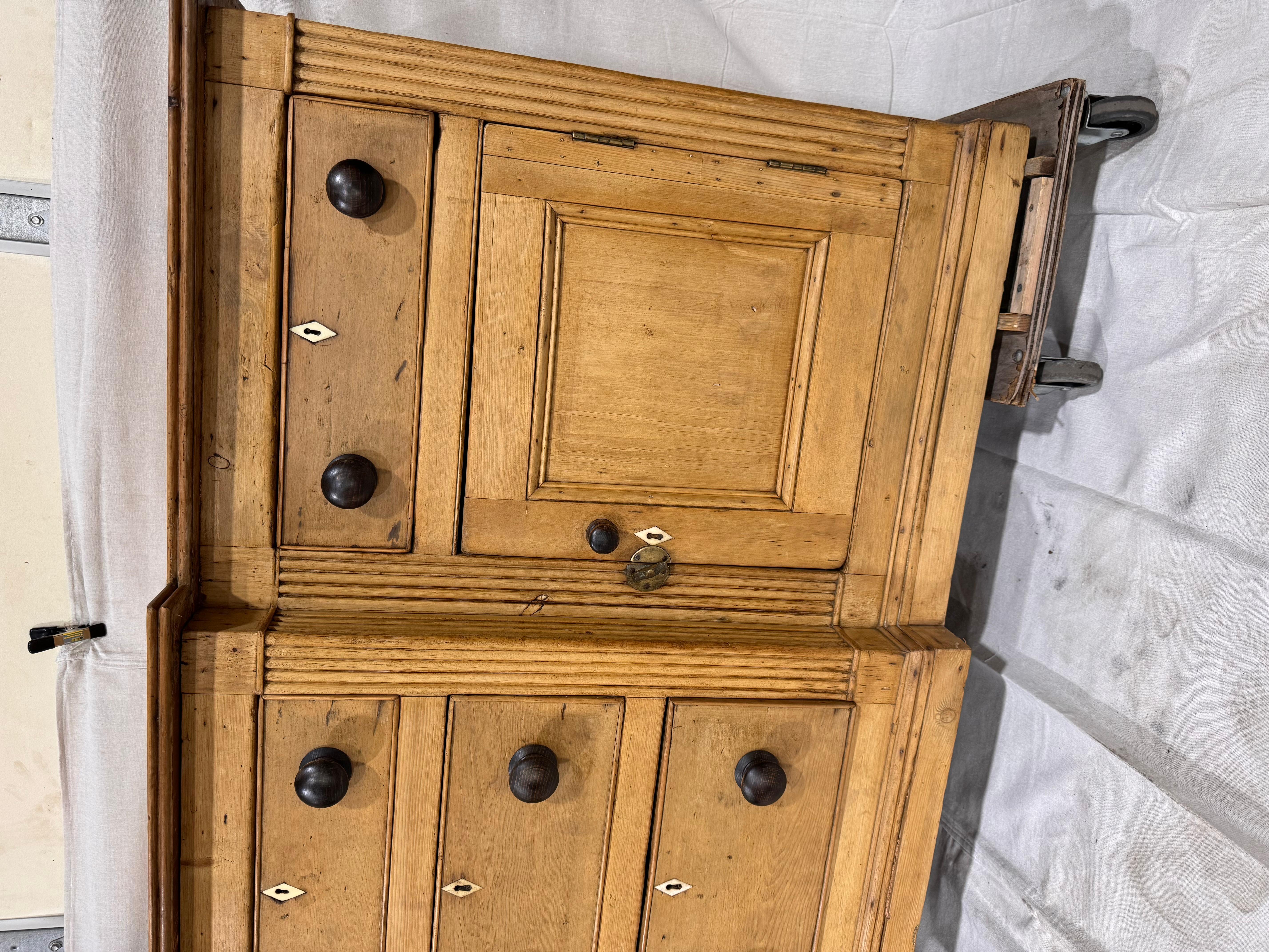 Dies ist ein sehr seltener englischer Kieferschrank aus den frühen 1800er Jahren. In Originalzustand, bemerkte die Endplatten, wie sie vertieft sind, anstatt nur eine flache Enden vier Schubladen, die alle mühelos zwei Türen Öffnung in reichlich