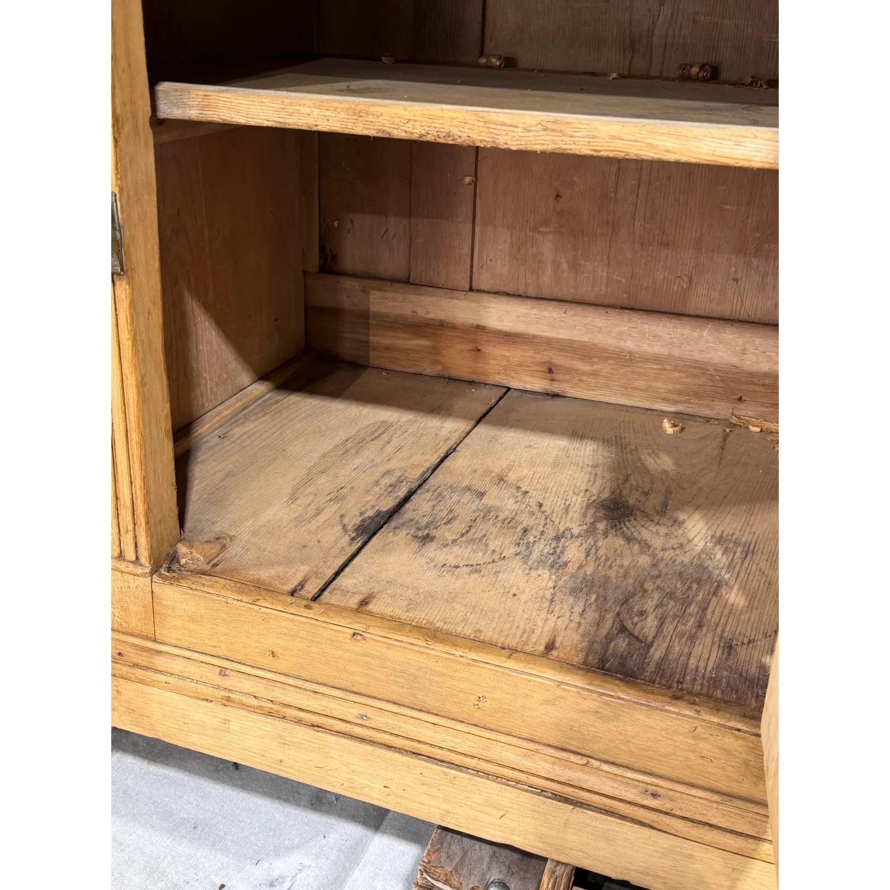 Englischer Kiefer-Frontschrank aus dem 19. (Frühes 19. Jahrhundert) im Angebot