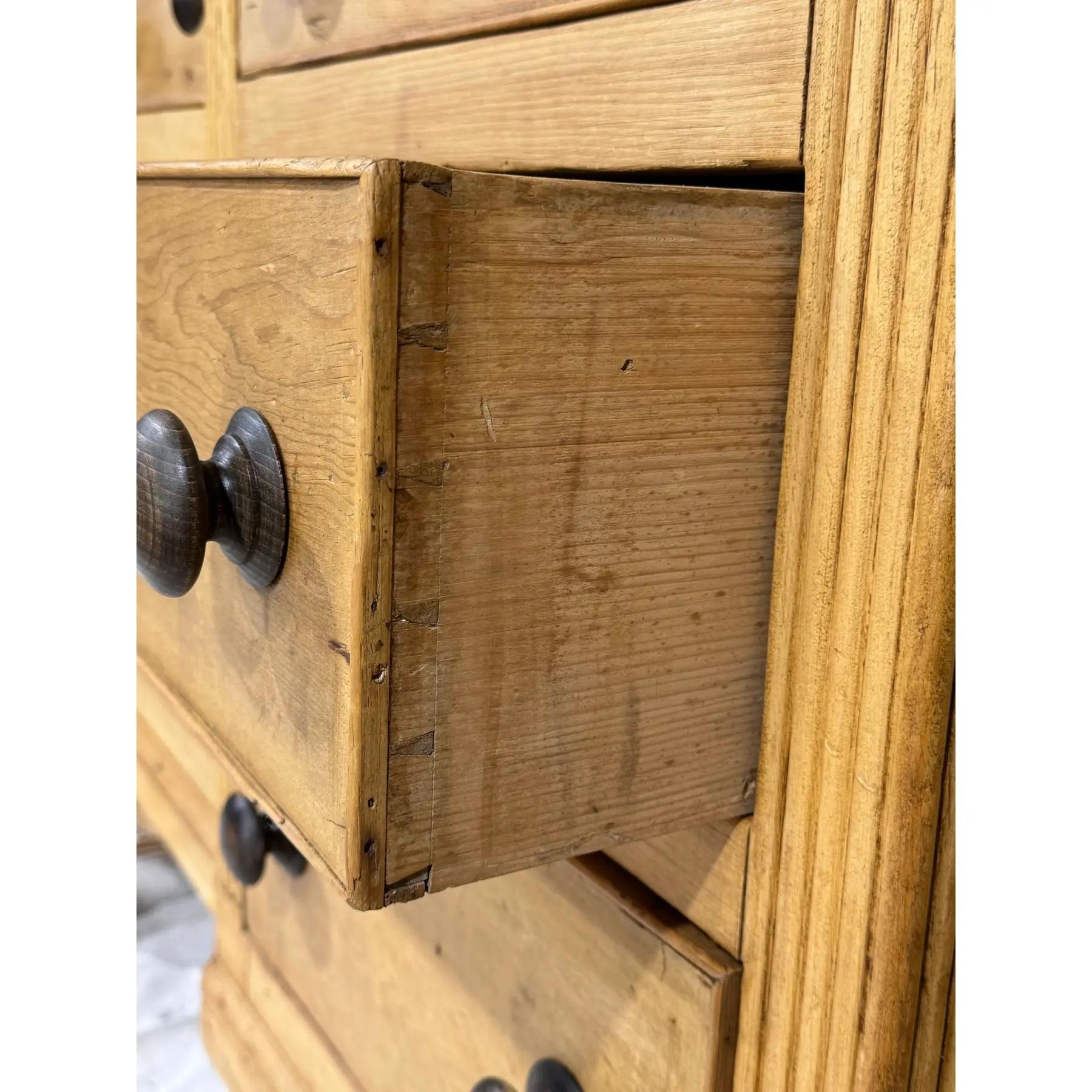 Englischer Kiefer-Frontschrank aus dem 19. (Kiefernholz) im Angebot