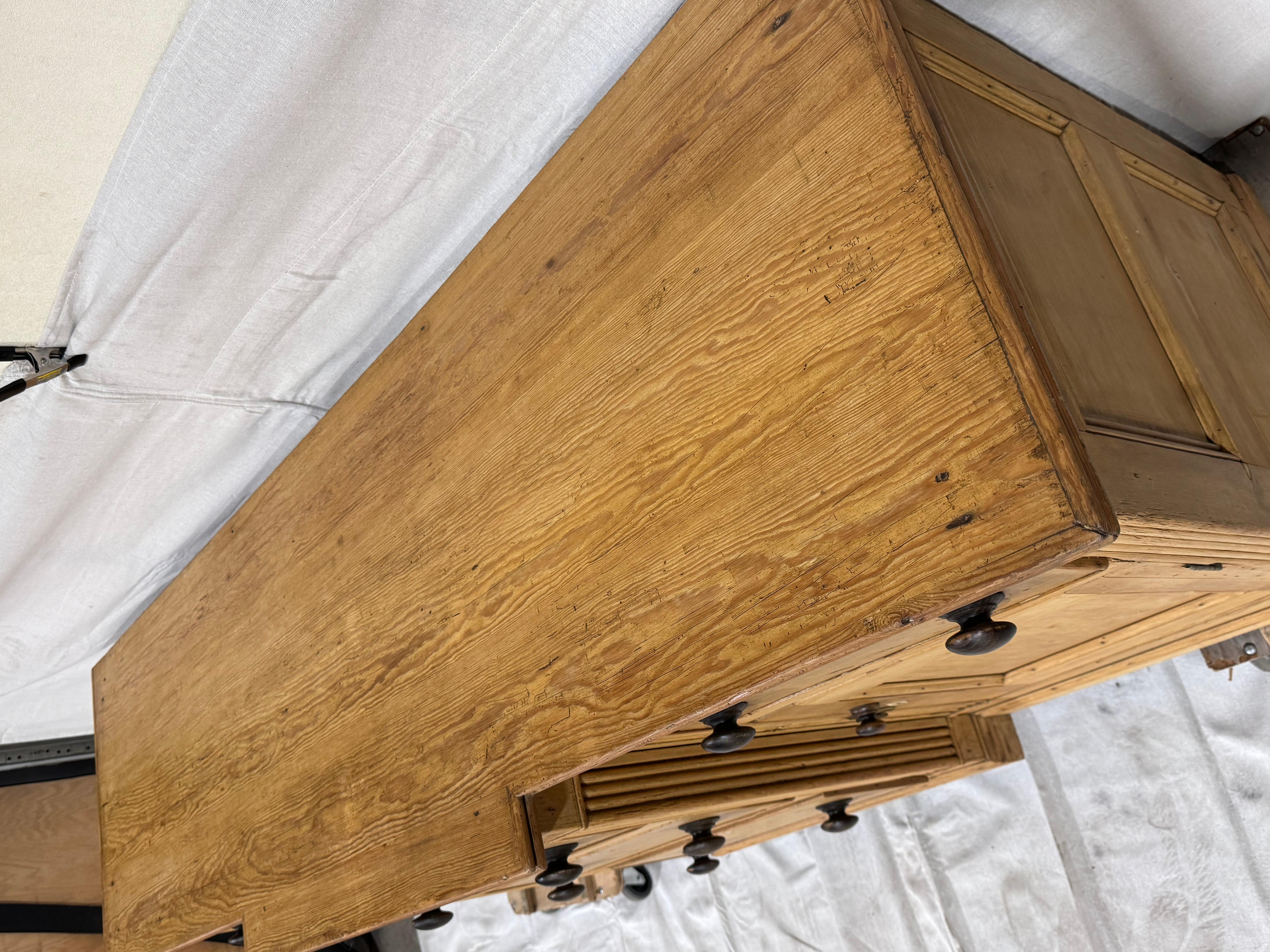 Englischer Kiefer-Frontschrank aus dem 19. im Angebot 1