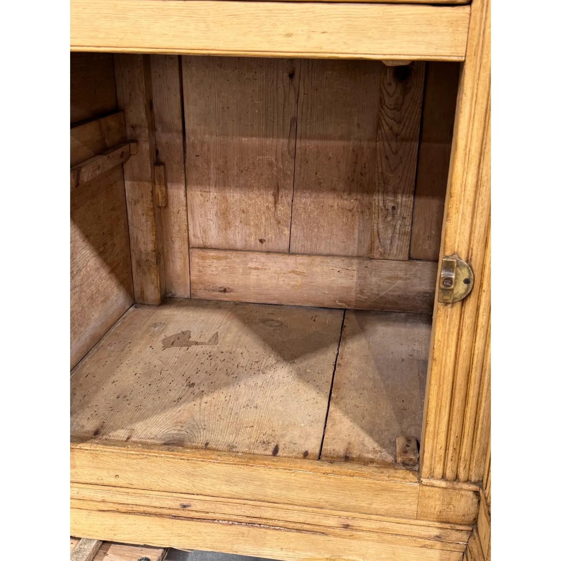 Englischer Kiefer-Frontschrank aus dem 19. im Angebot 1