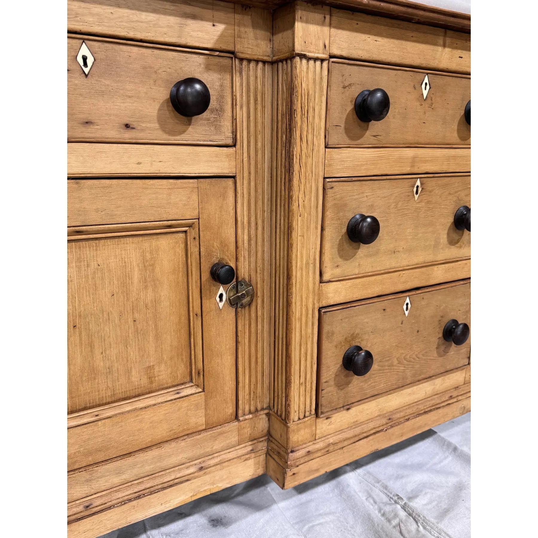 Englischer Kiefer-Frontschrank aus dem 19. im Angebot 2