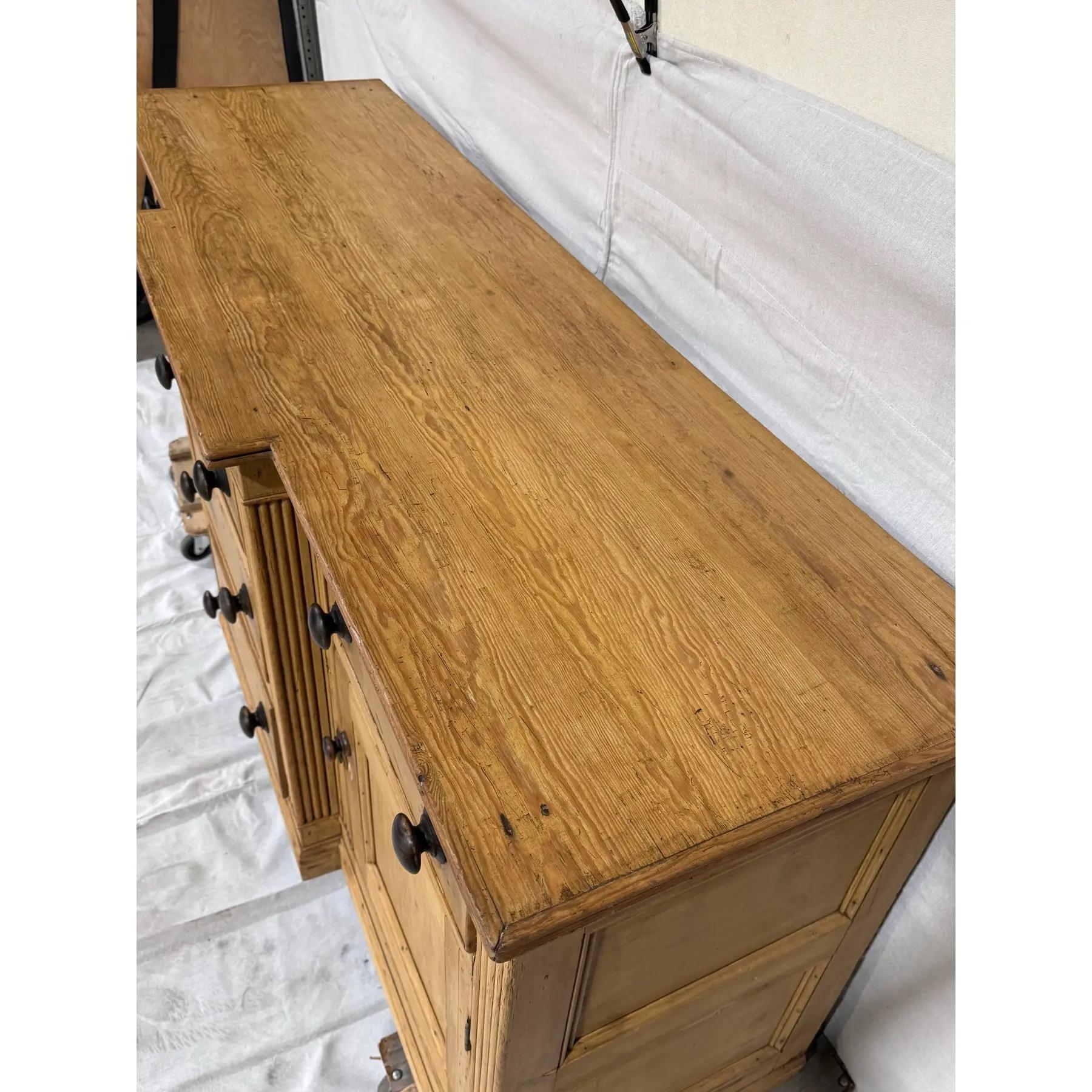 Englischer Kiefer-Frontschrank aus dem 19. im Angebot 4