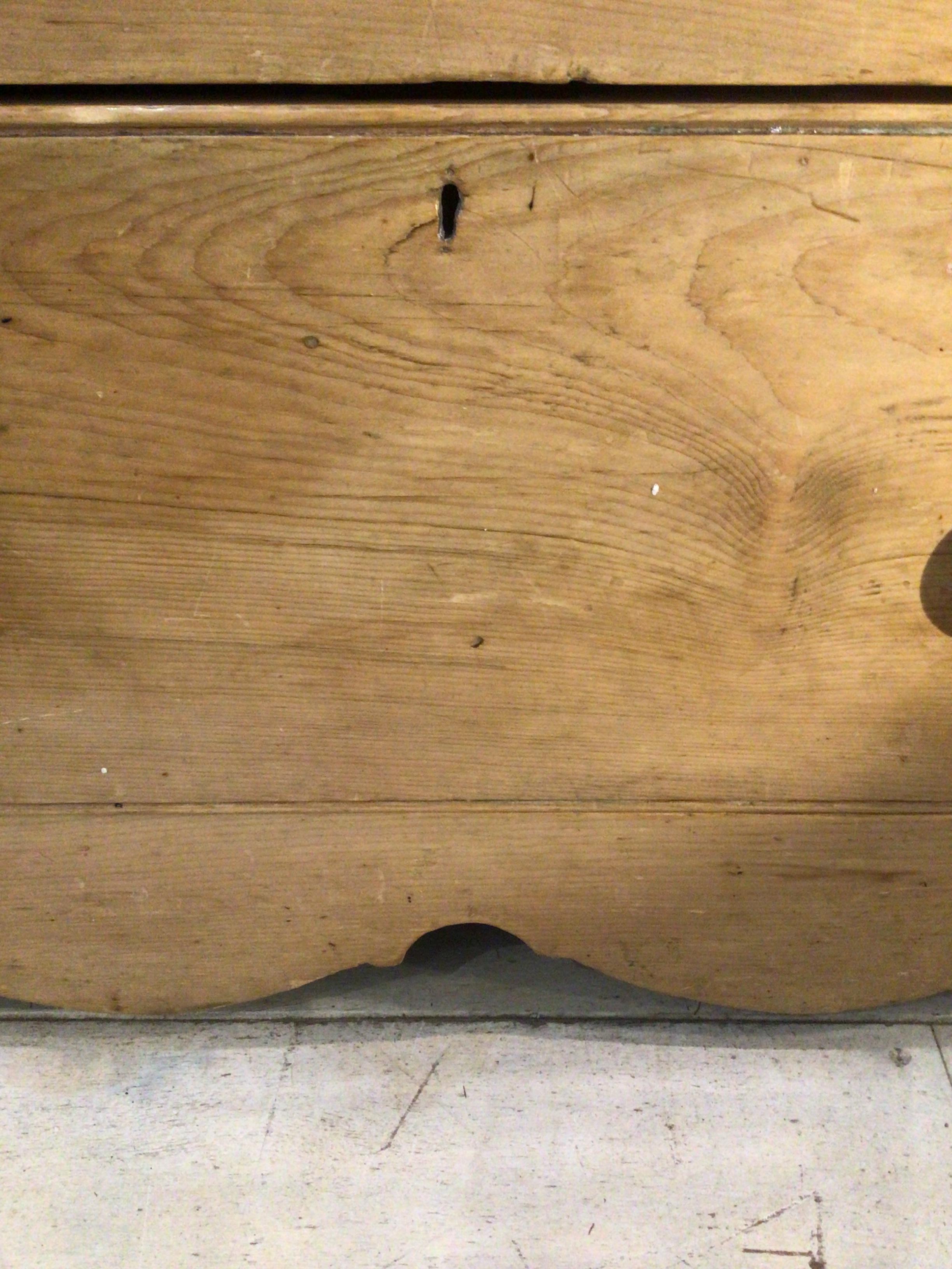 Un funzionale buffet o mobile in legno di pino del 19° secolo, di colore miele medio-dorato, perfetto per riporre i tuoi acquisti. Il buffet presenta un'area di stoccaggio con due ante su entrambi i lati di un pannello fisso che si trova sopra un
