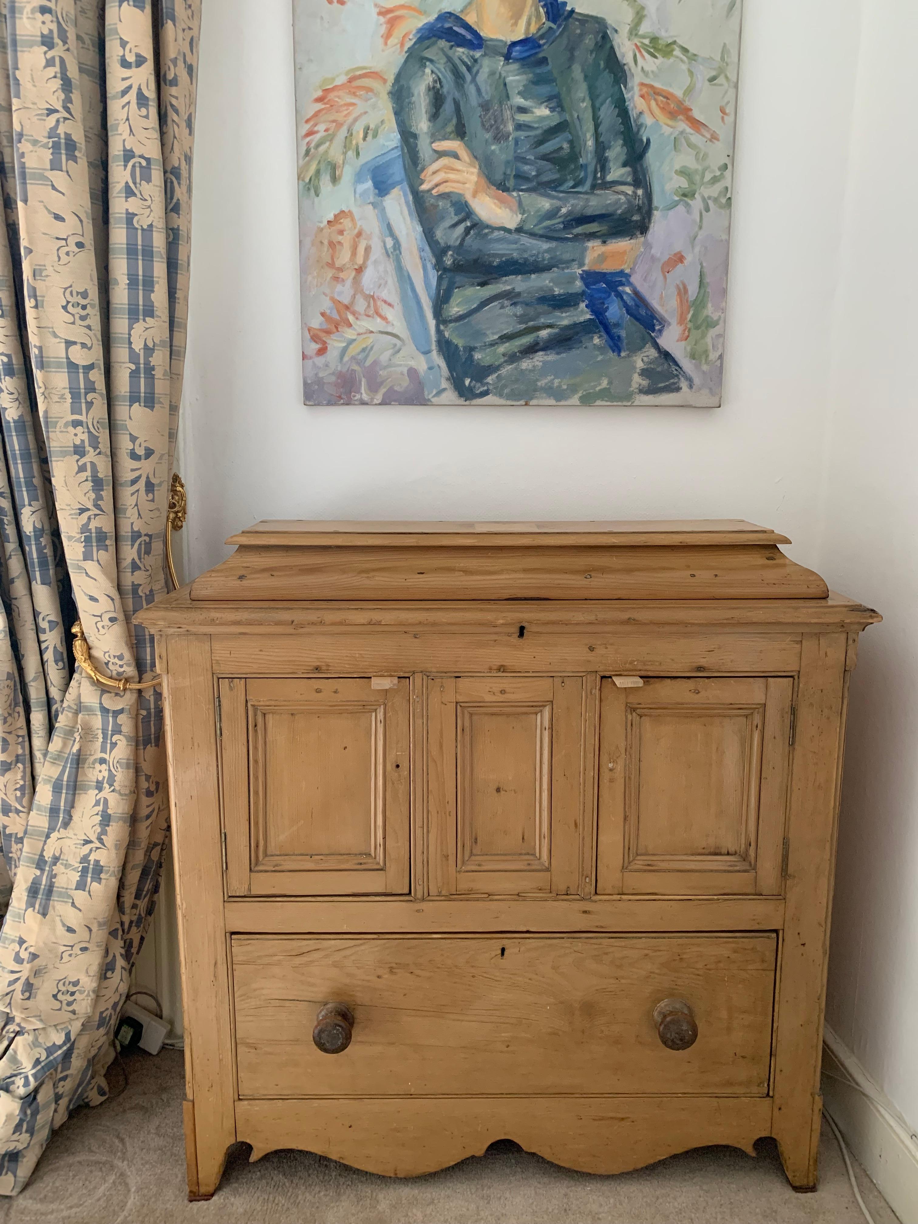 Buffet/armadio in pino inglese del XIX secolo con cassetti e scomparto In condizioni buone in vendita a London, GB