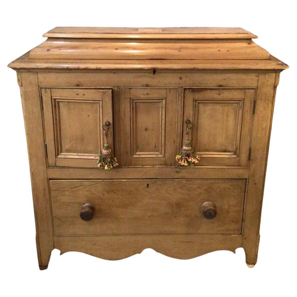Buffet/armadio in pino inglese del XIX secolo con cassetti e scomparto in vendita