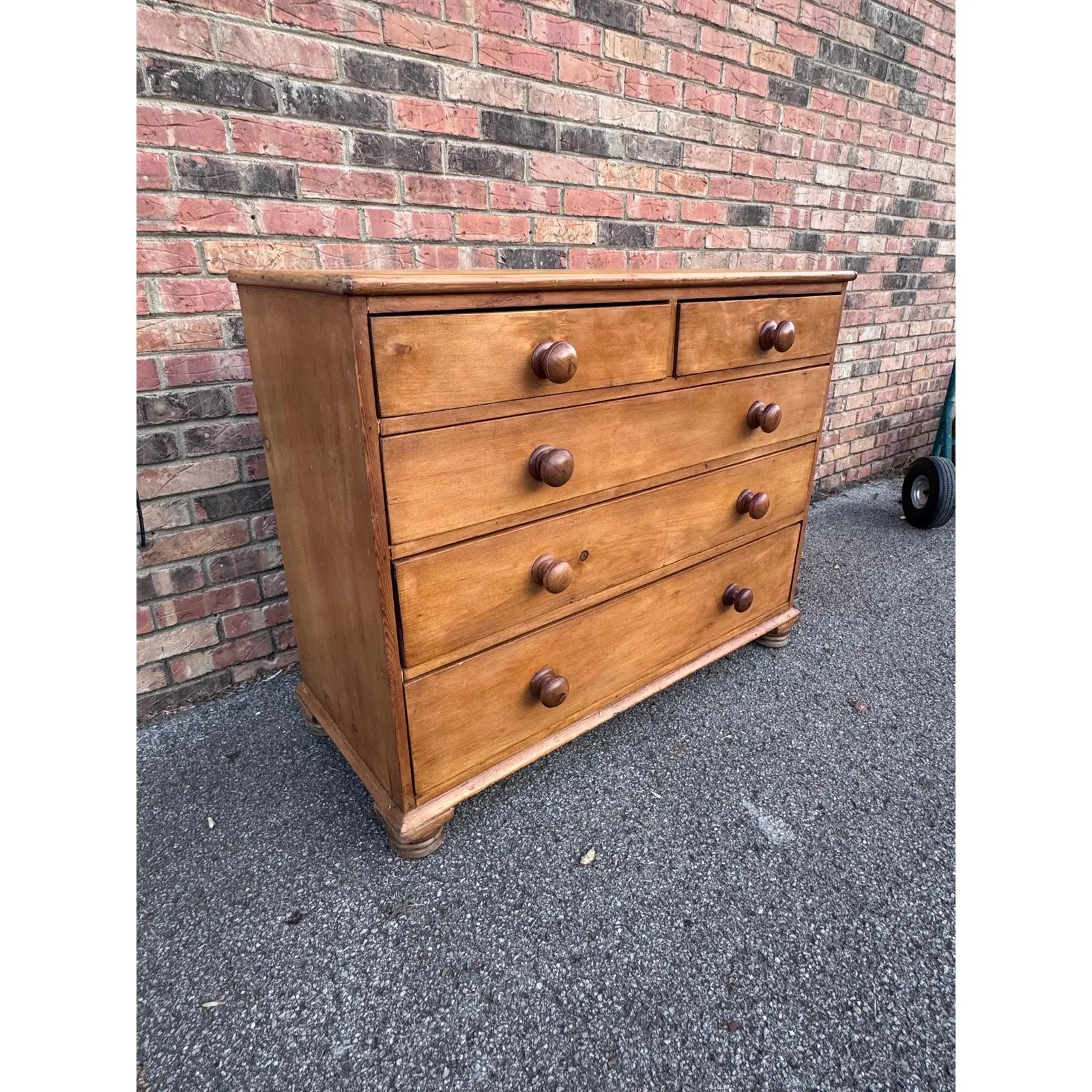 Inglese 19th Century English Pine Chest Drawers in vendita