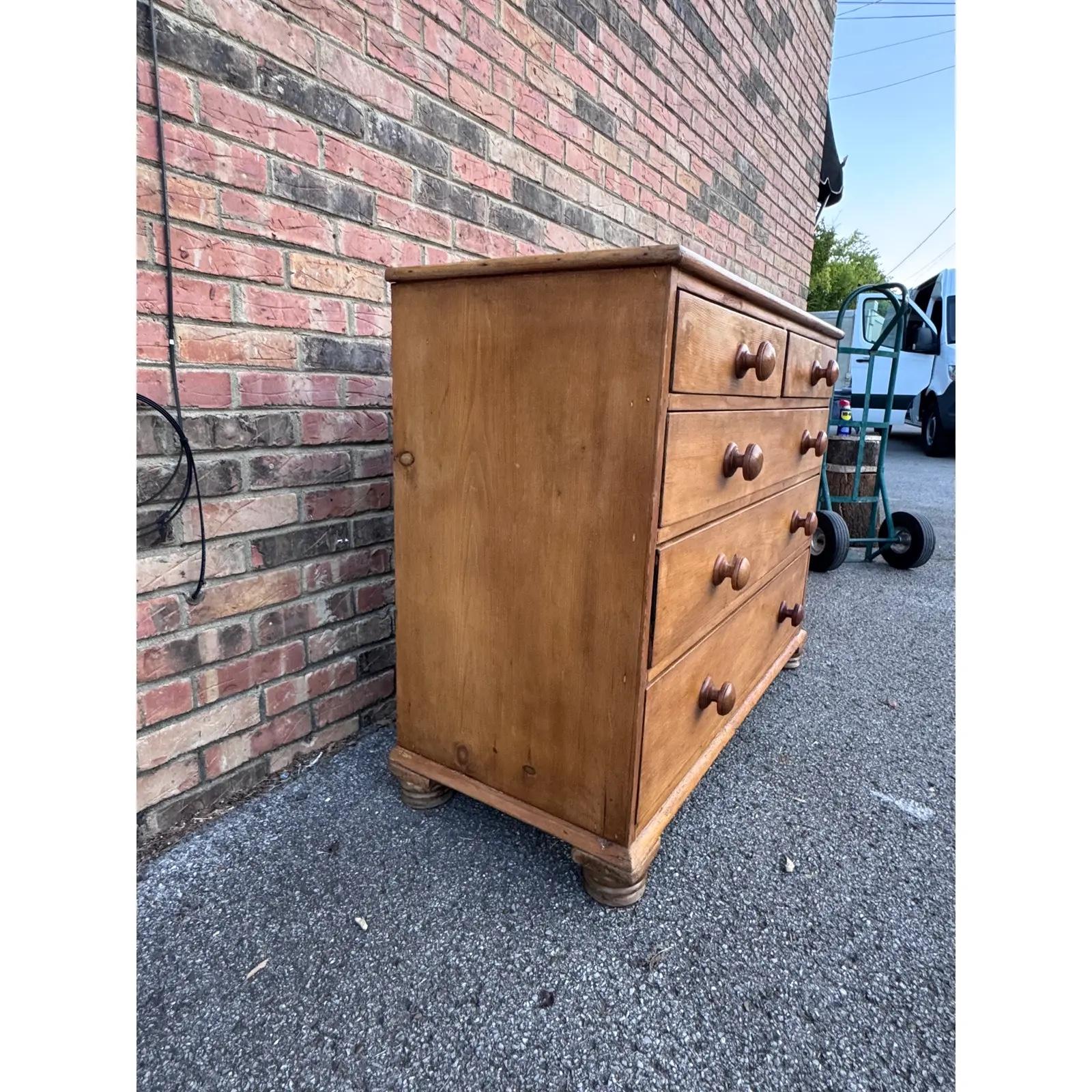 Pino 19th Century English Pine Chest Drawers in vendita