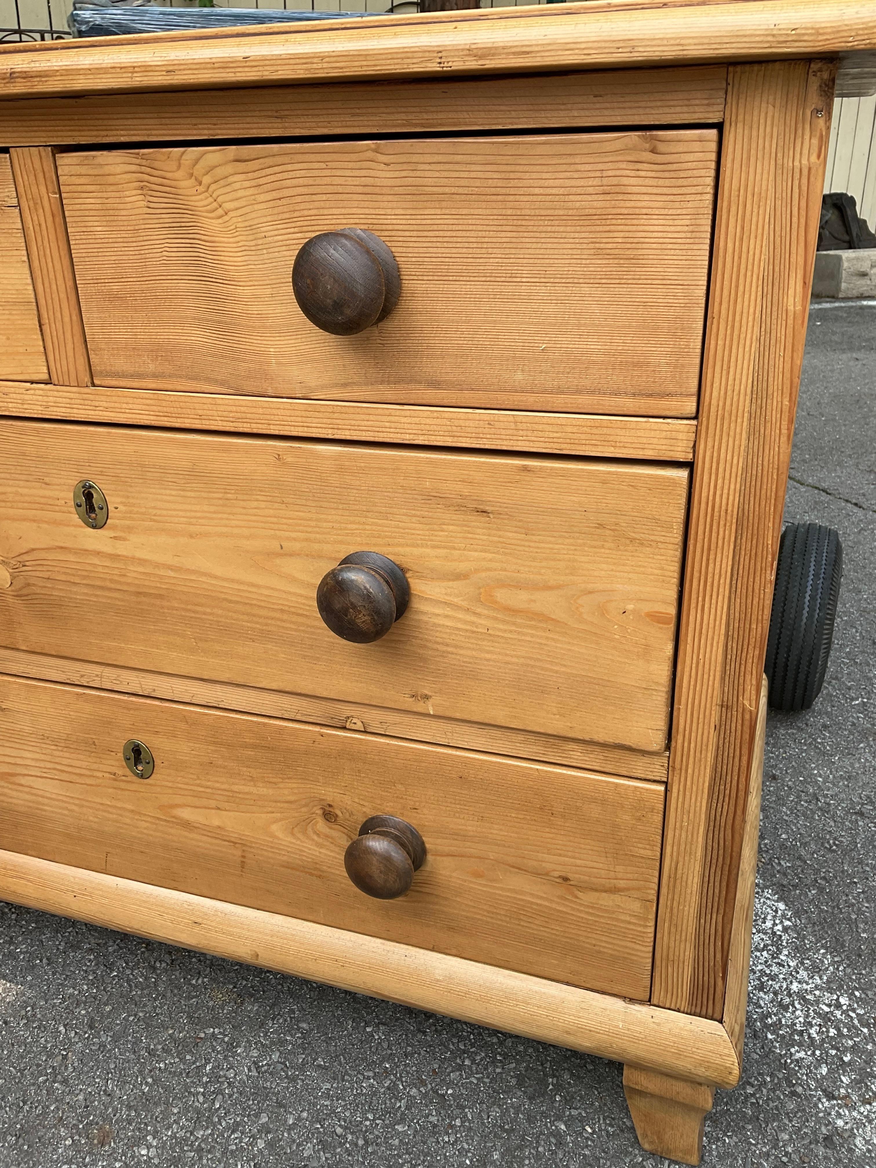 Questa cassapanca in pino inglese del XIX secolo presenta una bella patina dai toni caldi con pomelli macchiati di scuro. Tutti i cassetti scorrono perfettamente, facilitando l'ingresso e l'uscita degli oggetti. I colori, lo stile e il design di