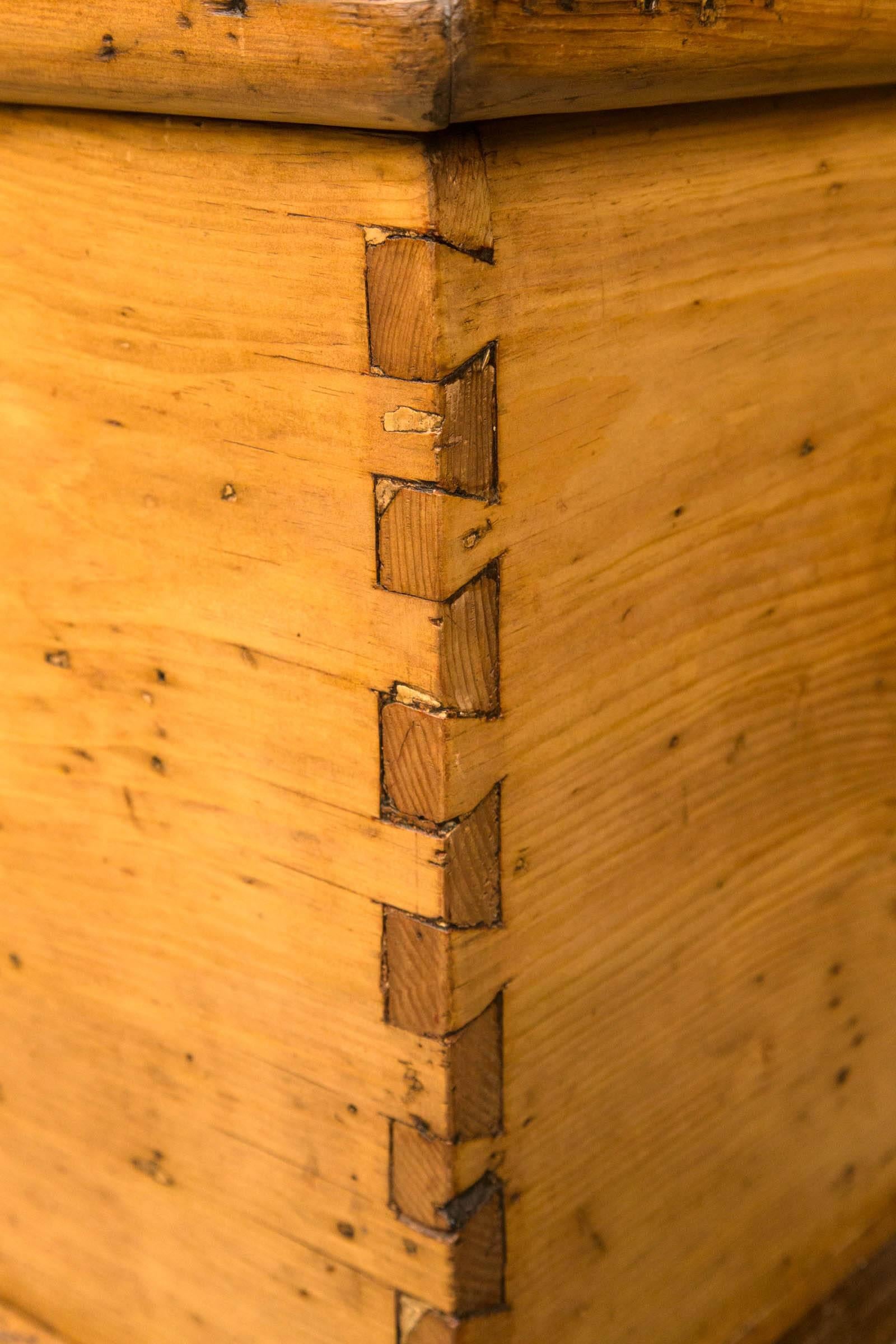 19th Century English Pine Chest In Excellent Condition In Woodbury, CT