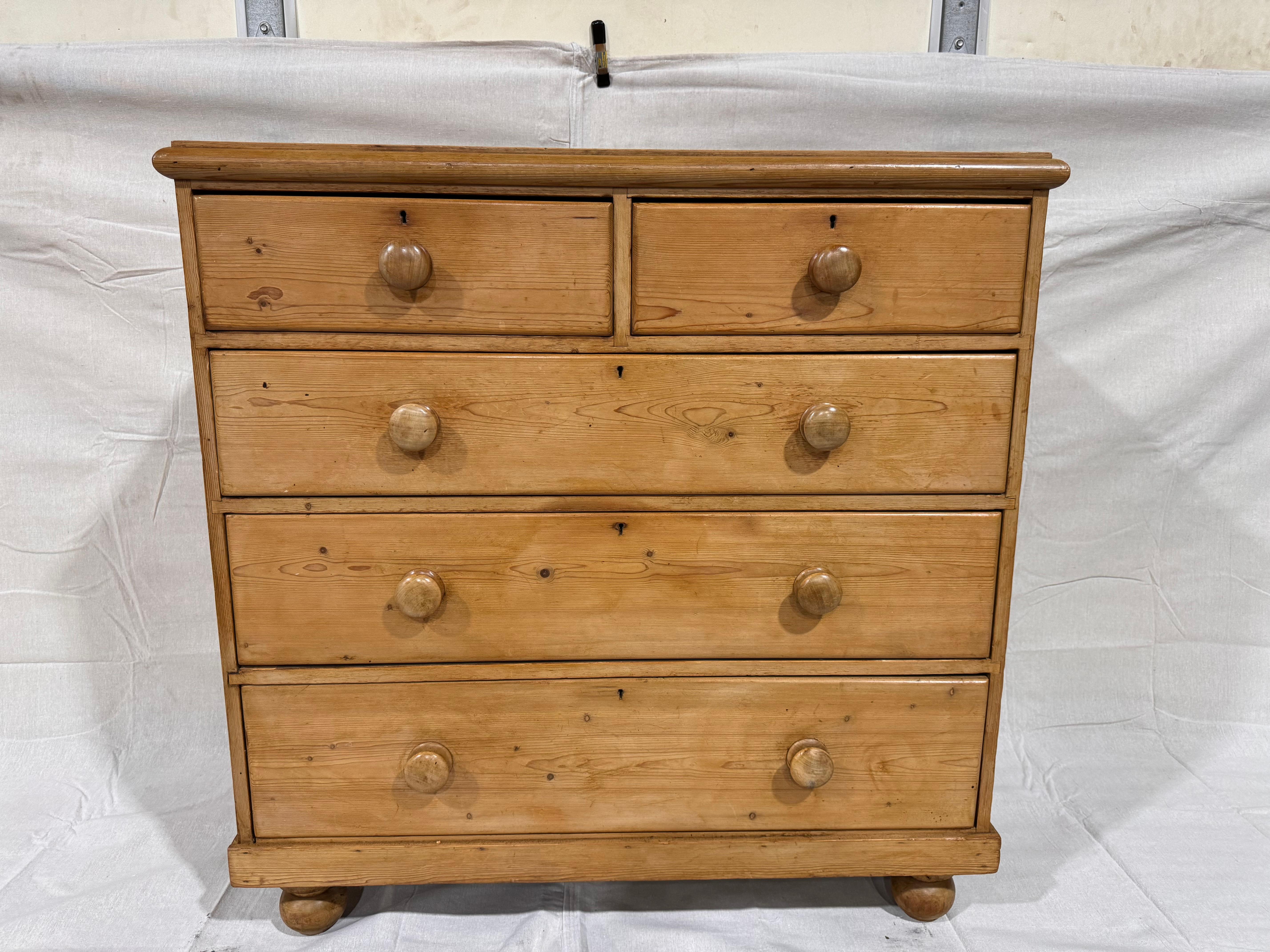 Questa è una bella cassapanca inglese in pino! Questo pezzo risale al XIX secolo e presenta una bella patina. Il legno ha una luce calda, accentuata perfettamente dai pomelli in tinta scura. Si tratta di un design due su tre con un'atmosfera