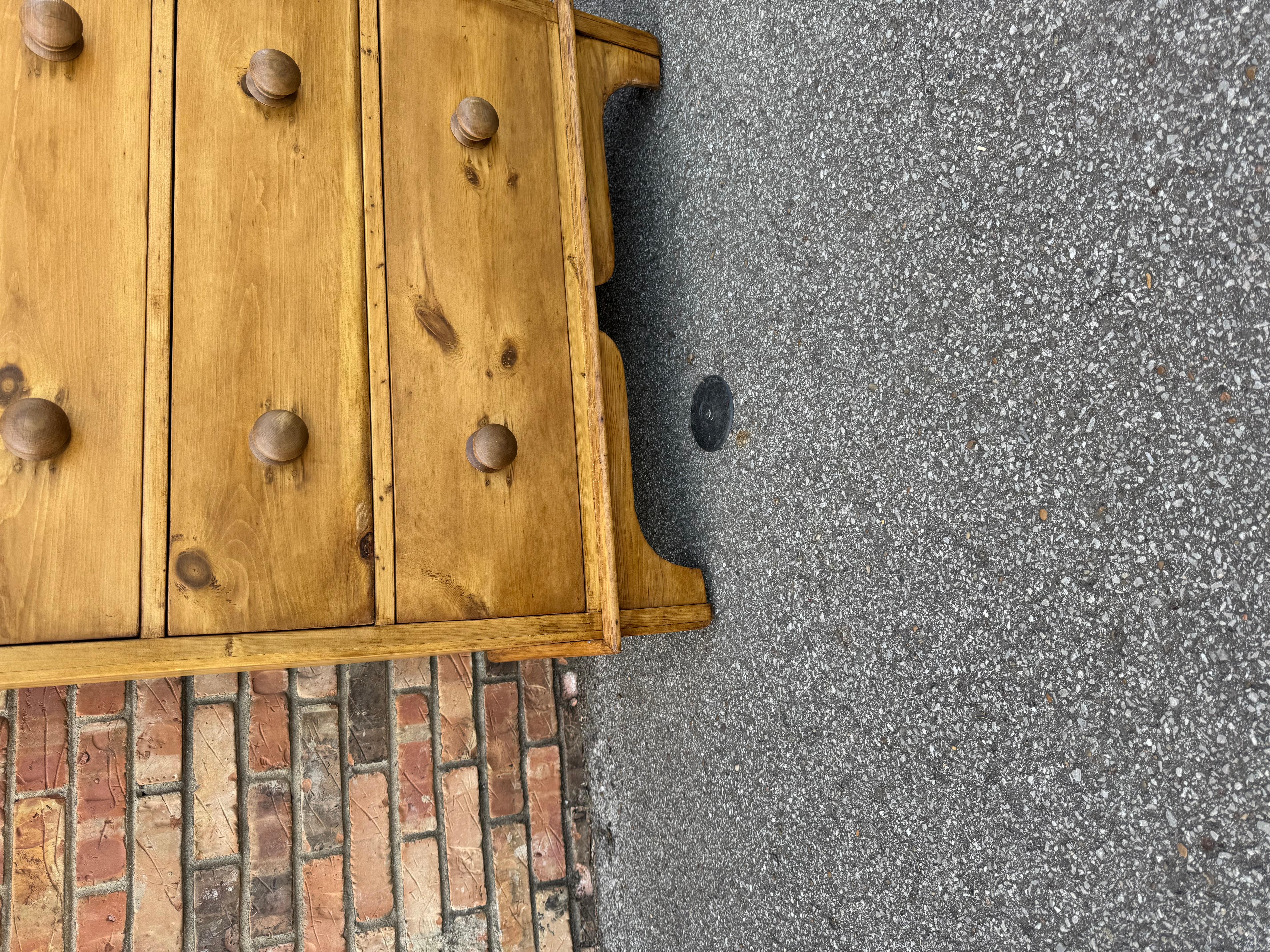 Questa è una bella cassapanca antica in pino! Questo pezzo risale al XIX secolo e presenta una bella patina. Il legno ha una luce calda, accentuata perfettamente dai pomelli in tinta scura. Si tratta di un design due su tre con un'atmosfera semplice