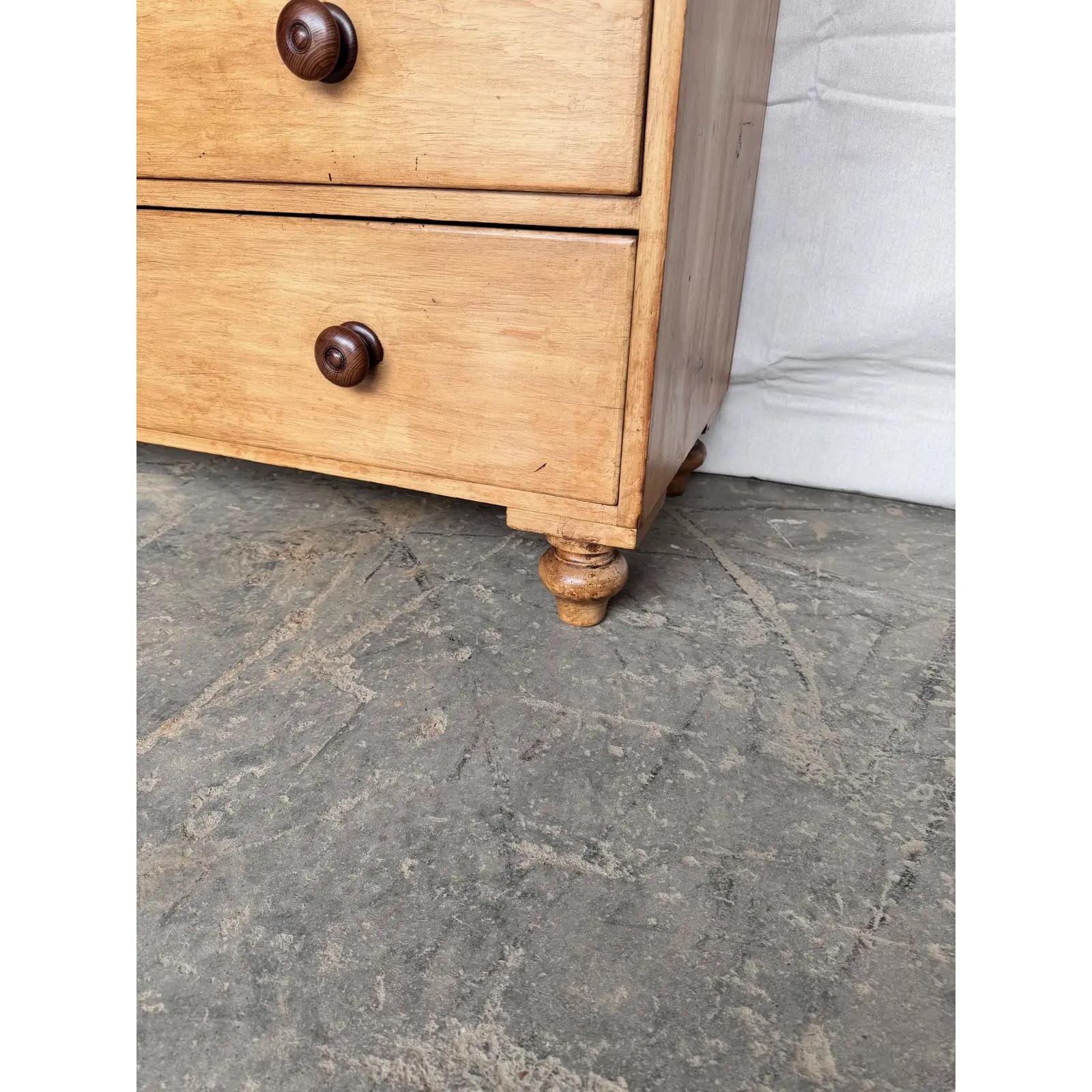 This is a lovely English 2 over 3 pine chest! This piece dates to the 19th century and has lovely patina. The wood has a warm glow, that is accented perfectly by the darker stained knobs. Being a two over three design with a casual simple feel. This
