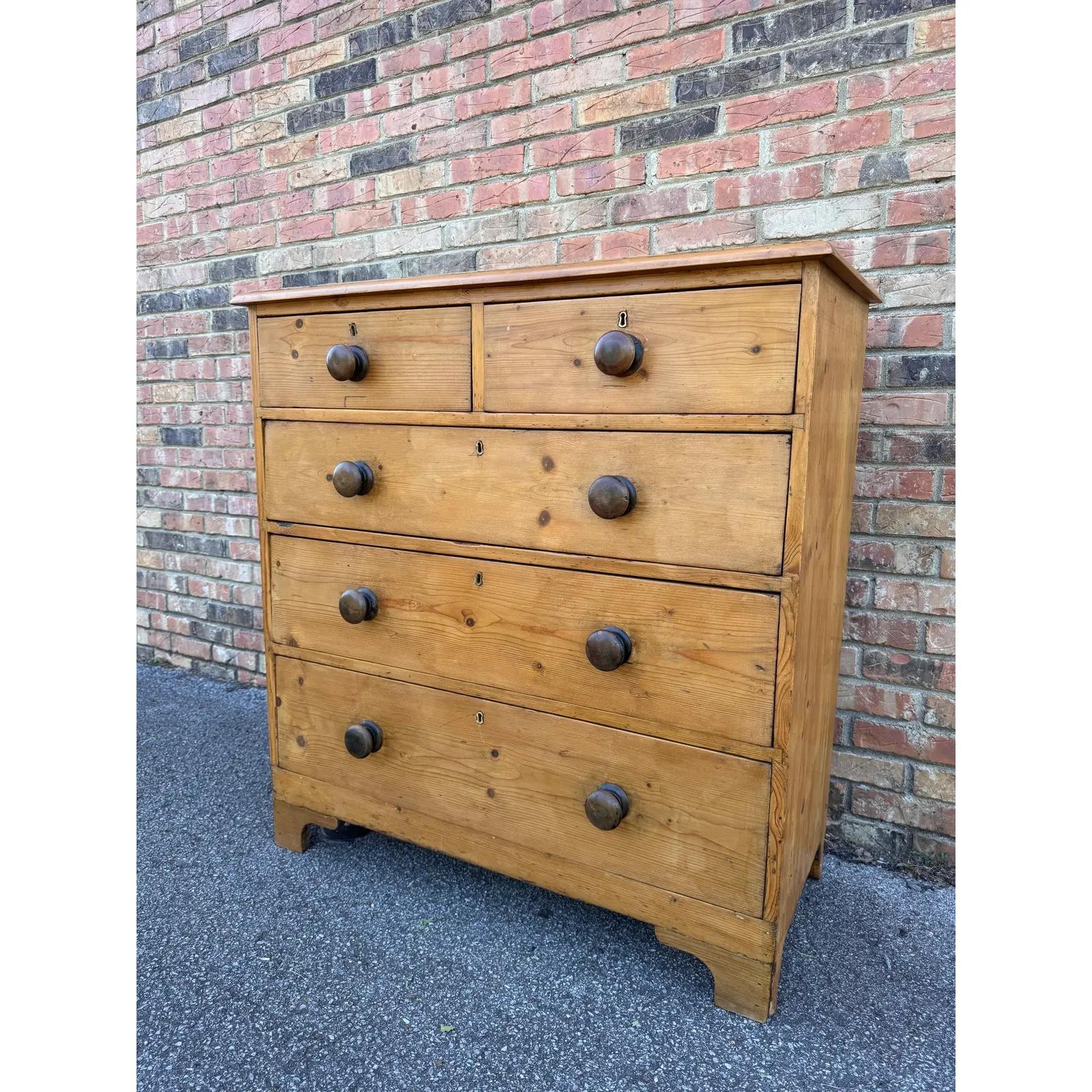 Dieses Stück stammt aus dem 19. Jahrhundert und hat eine schöne Patina. Das Holz hat einen warmen Schimmer, der durch die dunkler gebeizten Knäufe perfekt akzentuiert wird. Es handelt sich um einen Zwei-über-Drei-Entwurf mit einer lässigen,