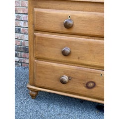 Commode en pin anglais du XIXe siècle