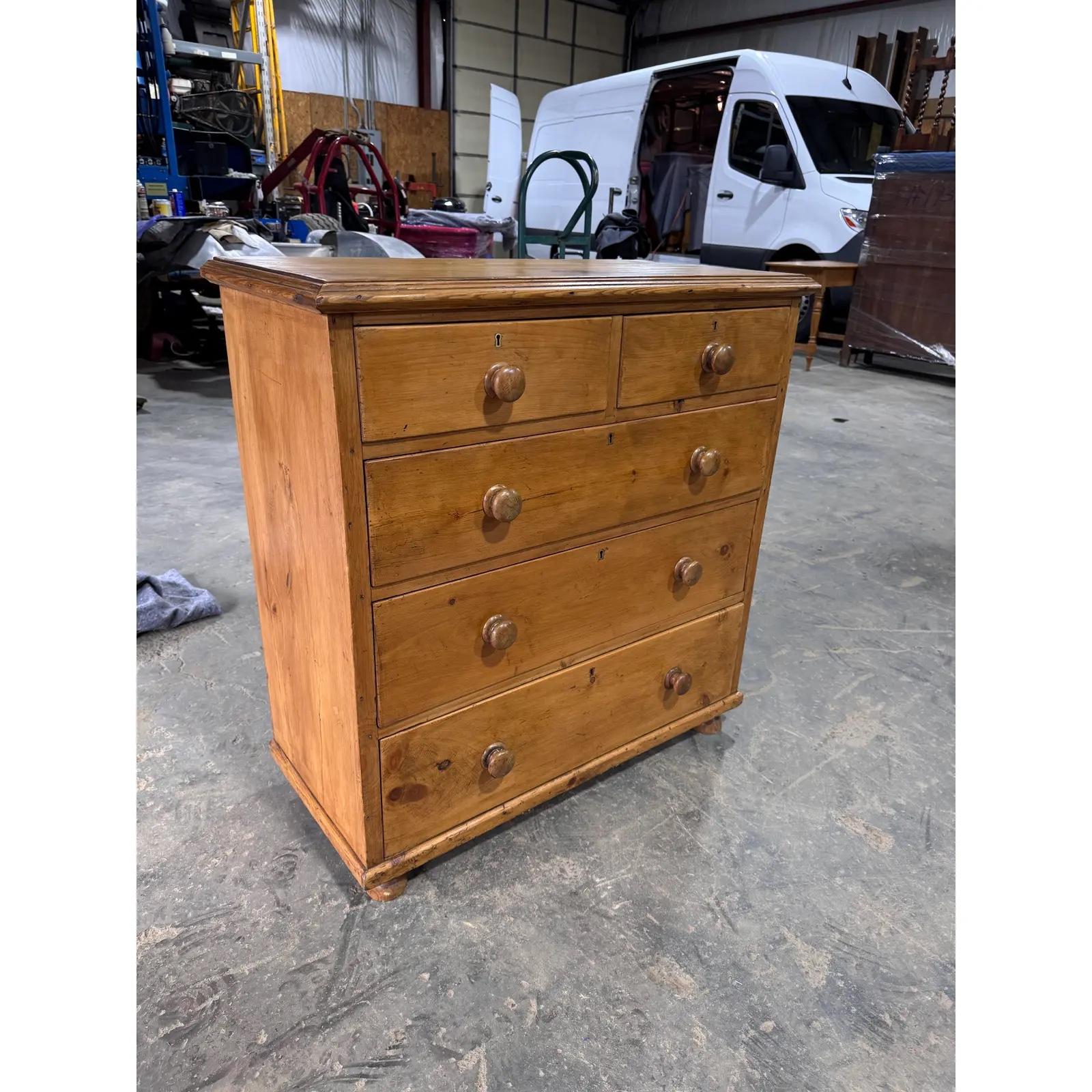 Dies ist eine schöne antike Kiefertruhe! Dieses Stück stammt aus dem 19. Jahrhundert und hat eine schöne Patina. Das Holz hat eine warme Ausstrahlung, die durch die originalen Holzknöpfe perfekt akzentuiert wird. Es handelt sich um einen